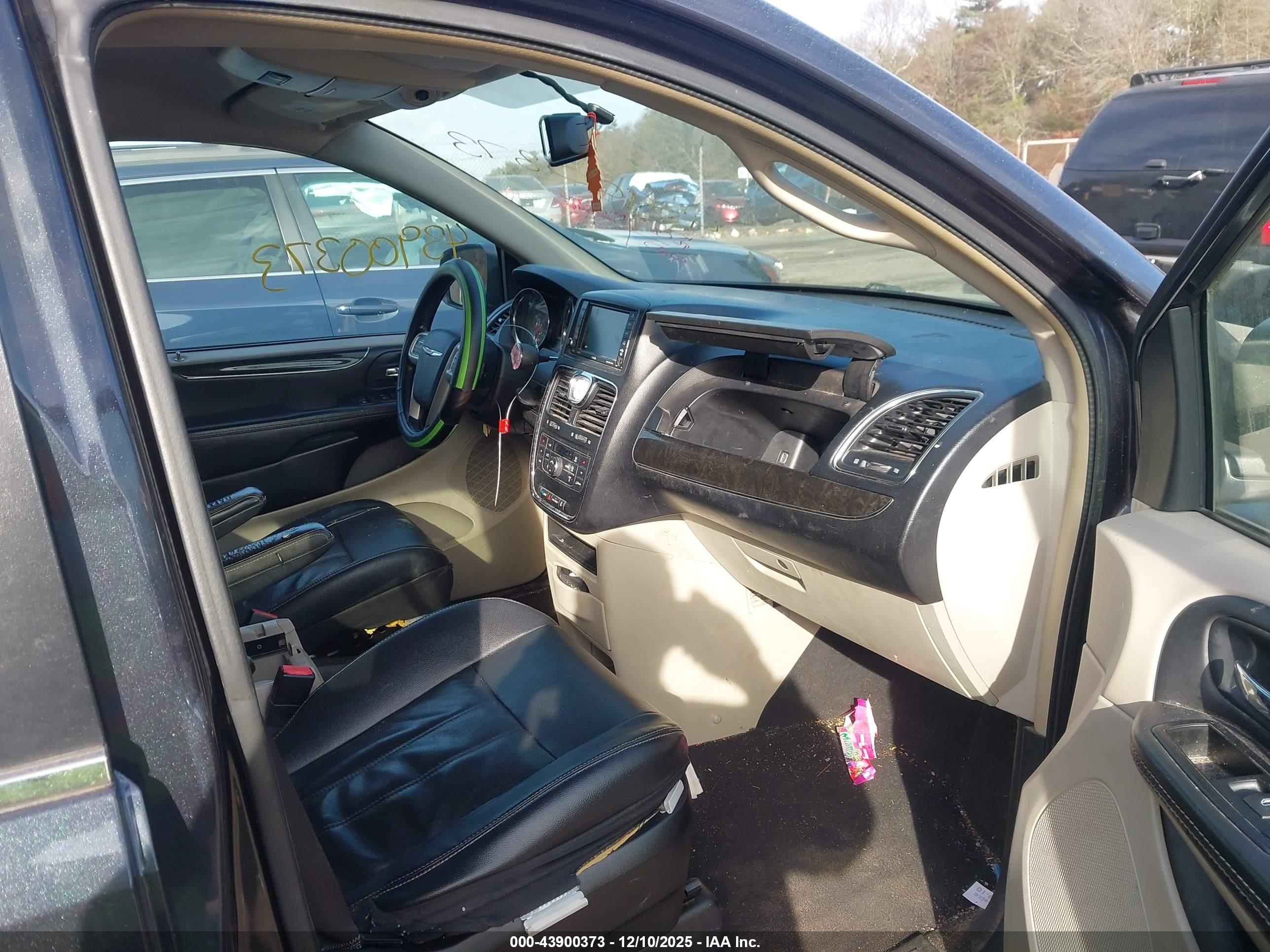 CHRYSLER TOWN image 5