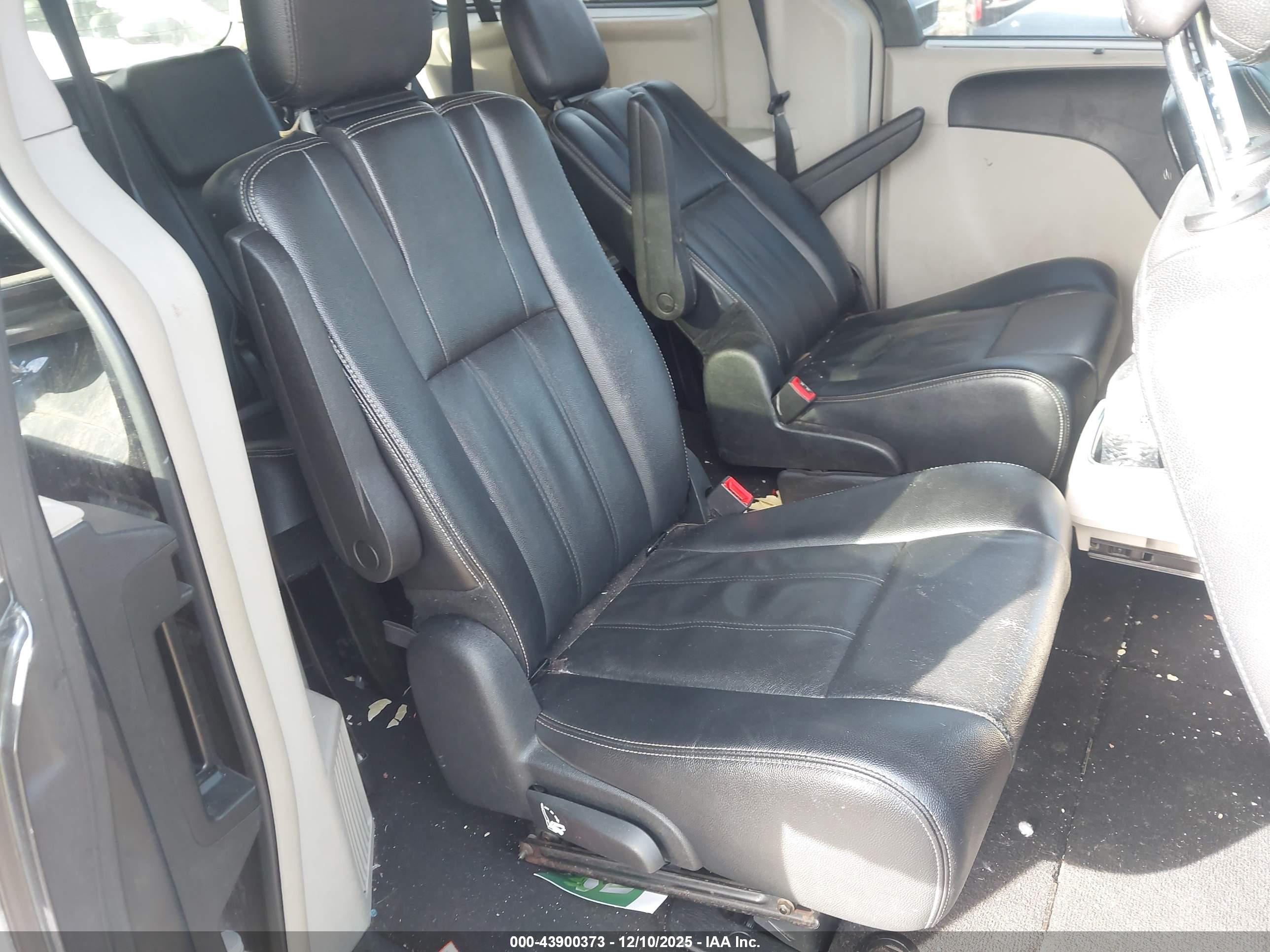 CHRYSLER TOWN image 8