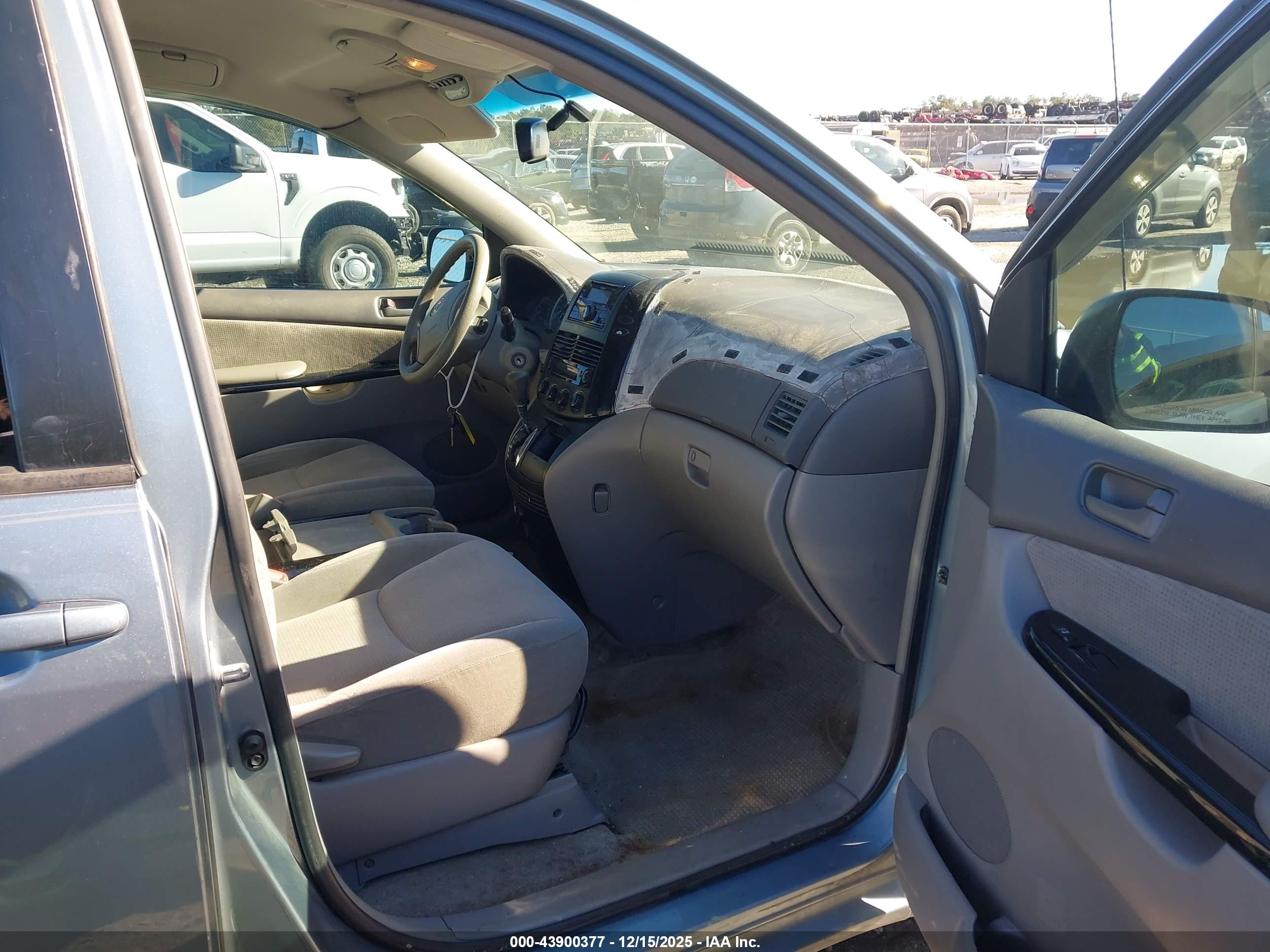 TOYOTA SIENNA image 5