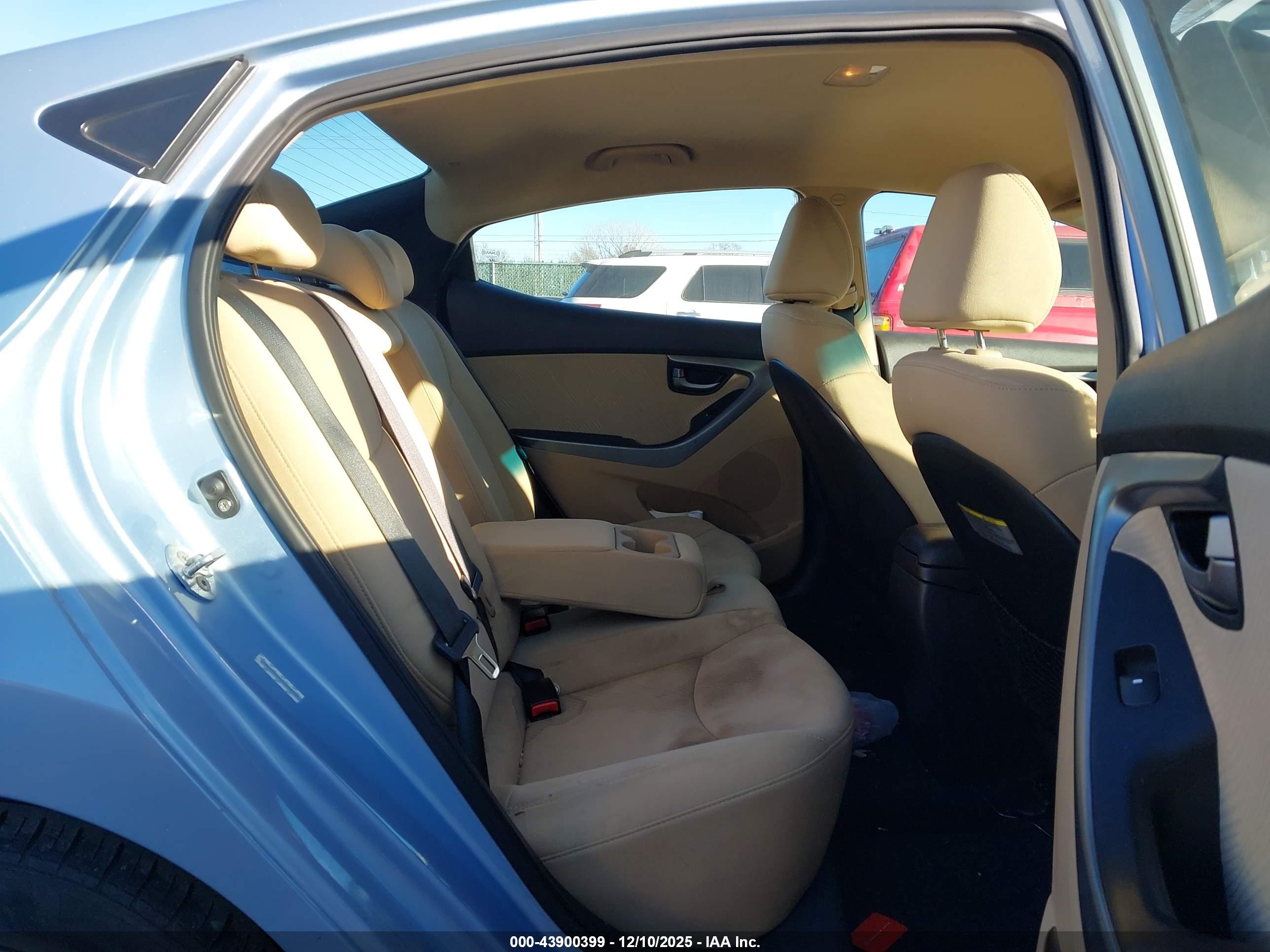 HYUNDAI ELANTRA image 8
