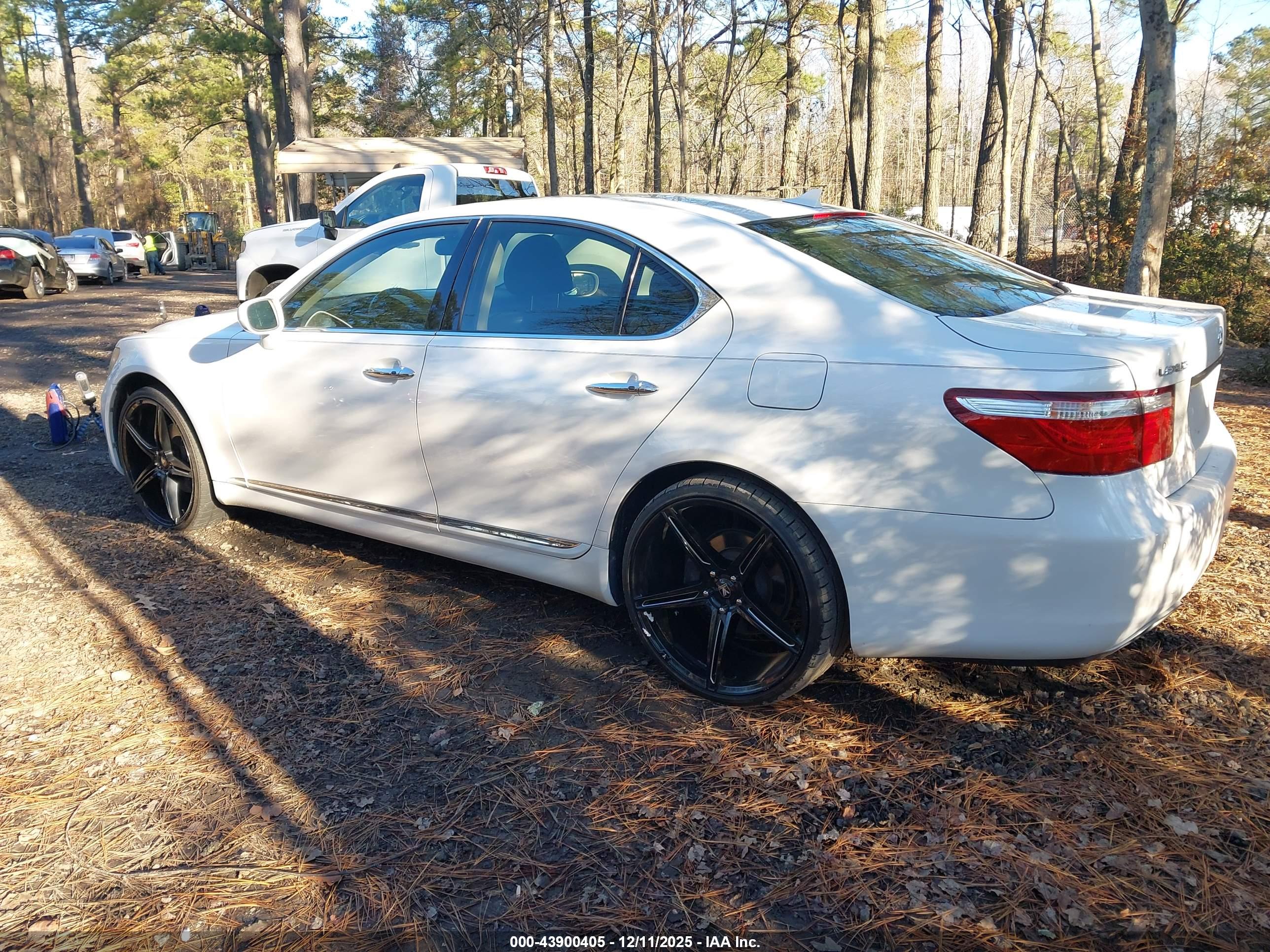 LEXUS LS image 3