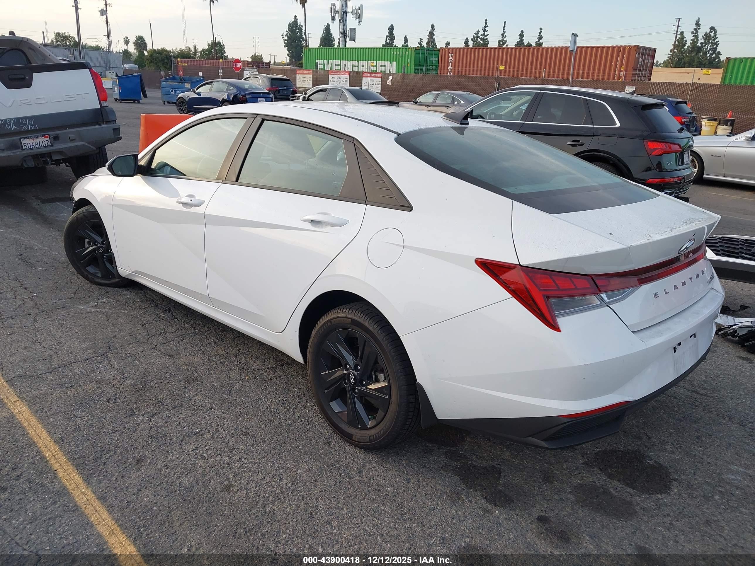 HYUNDAI ELANTRA image 3