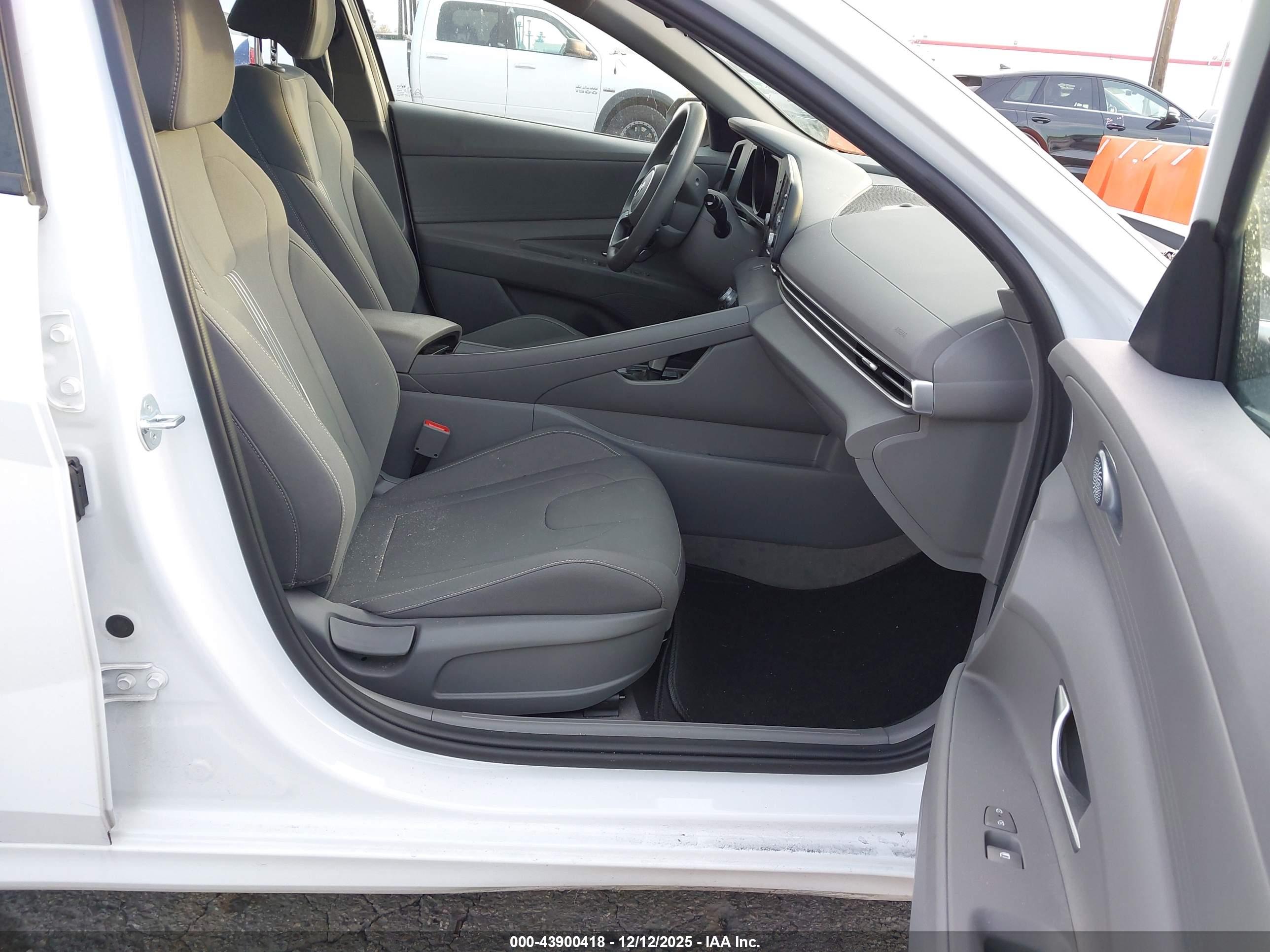 HYUNDAI ELANTRA image 5