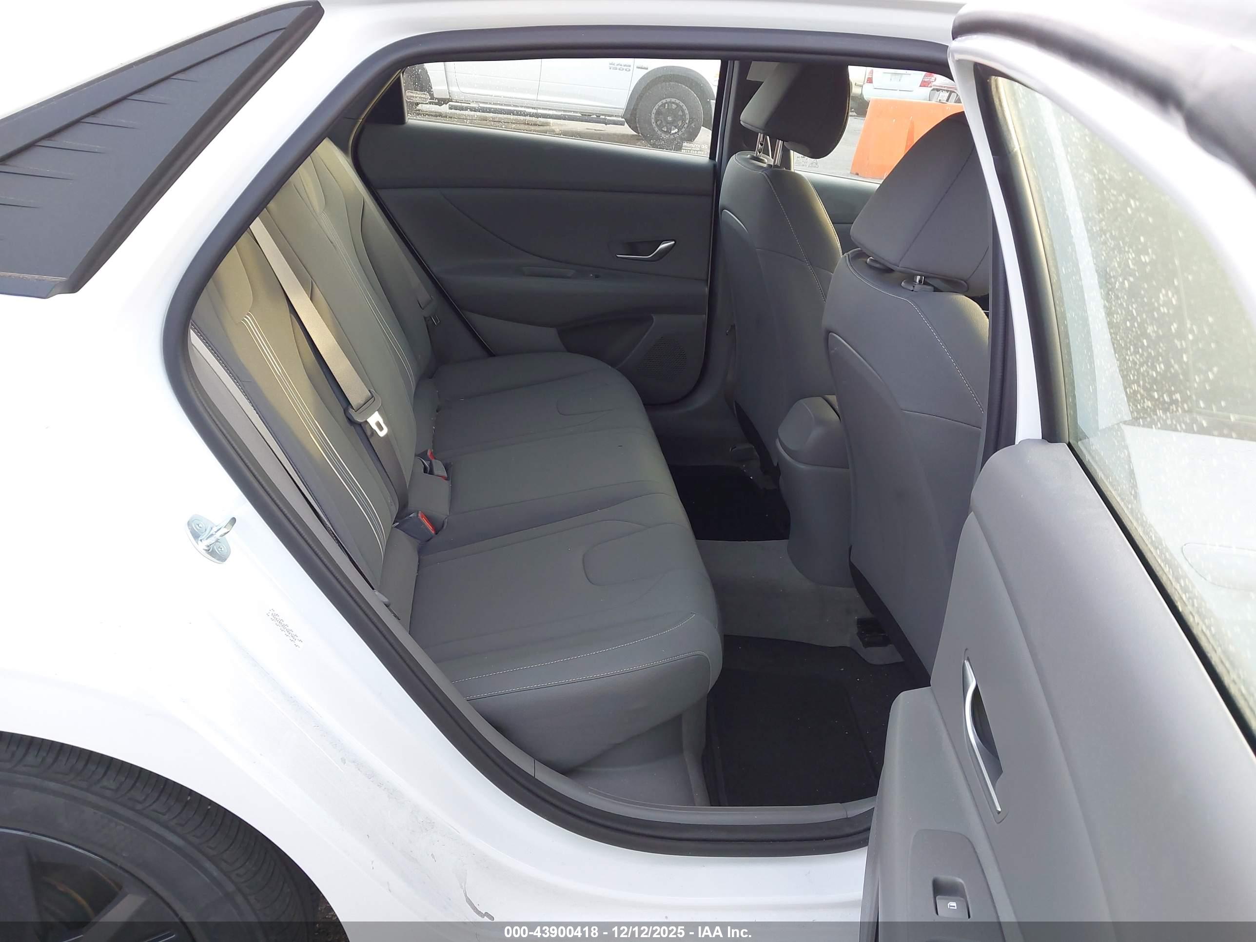 HYUNDAI ELANTRA image 8