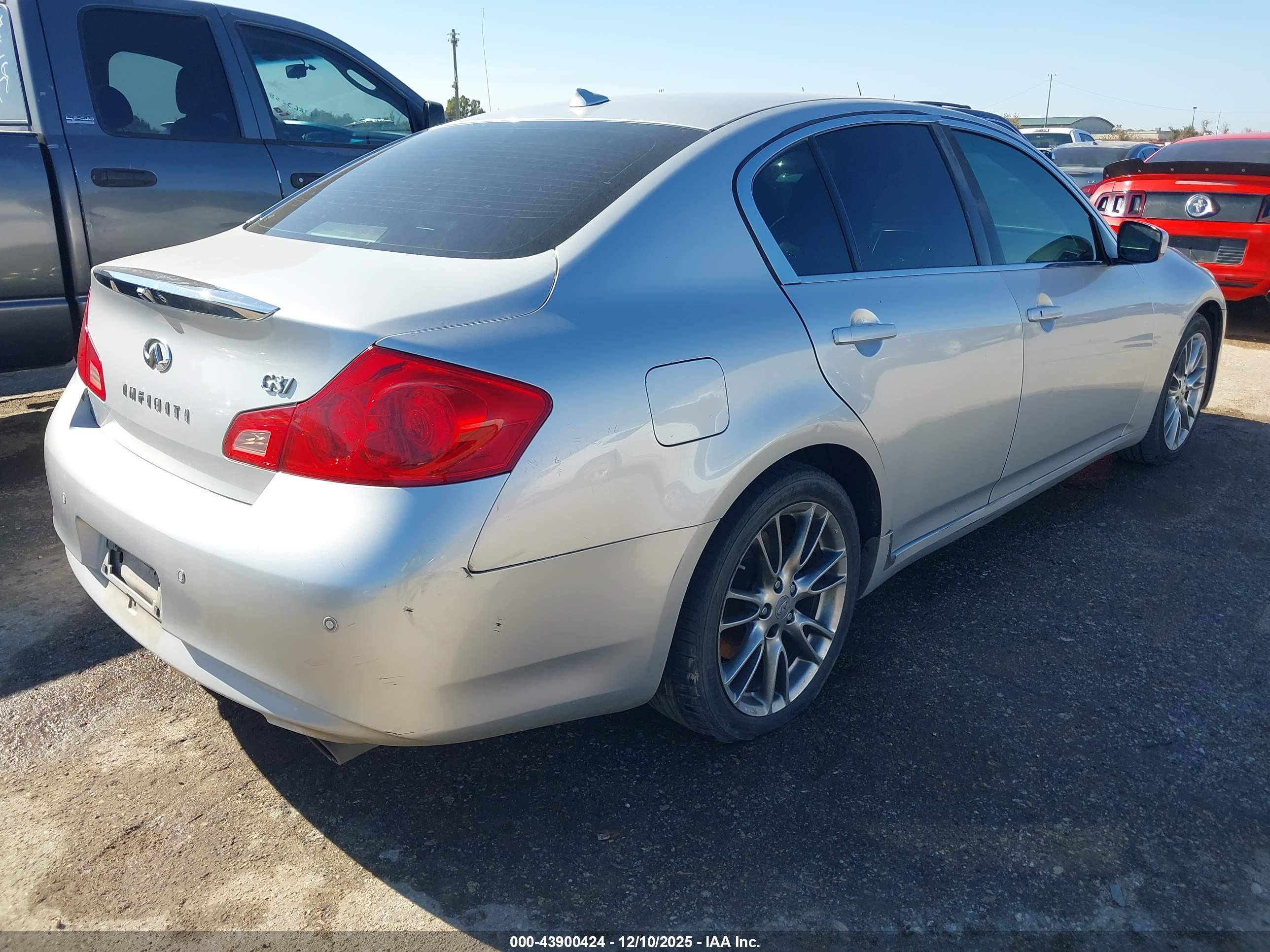 INFINITI G37 image 4