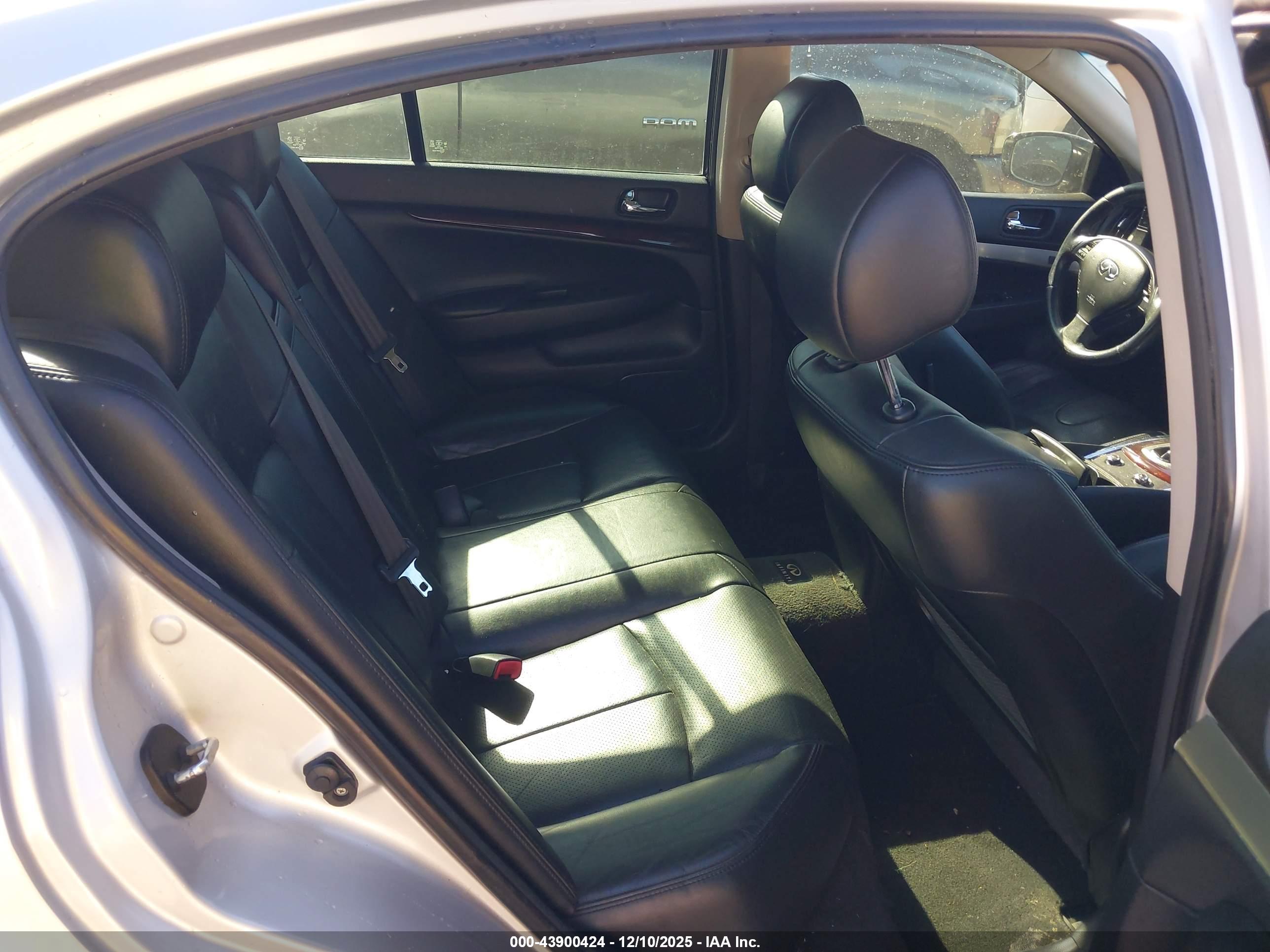 INFINITI G37 image 8