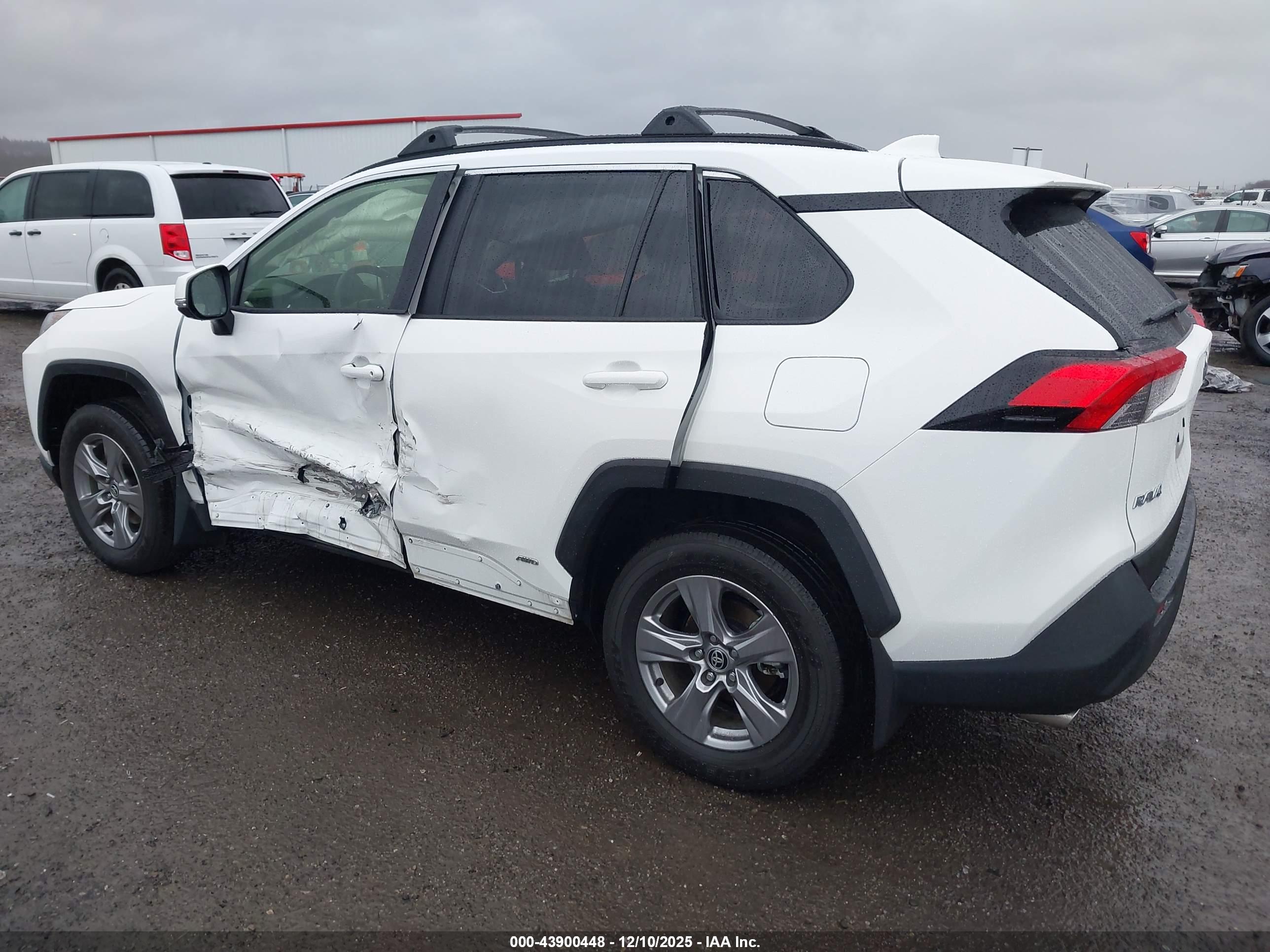 TOYOTA RAV4 image 3