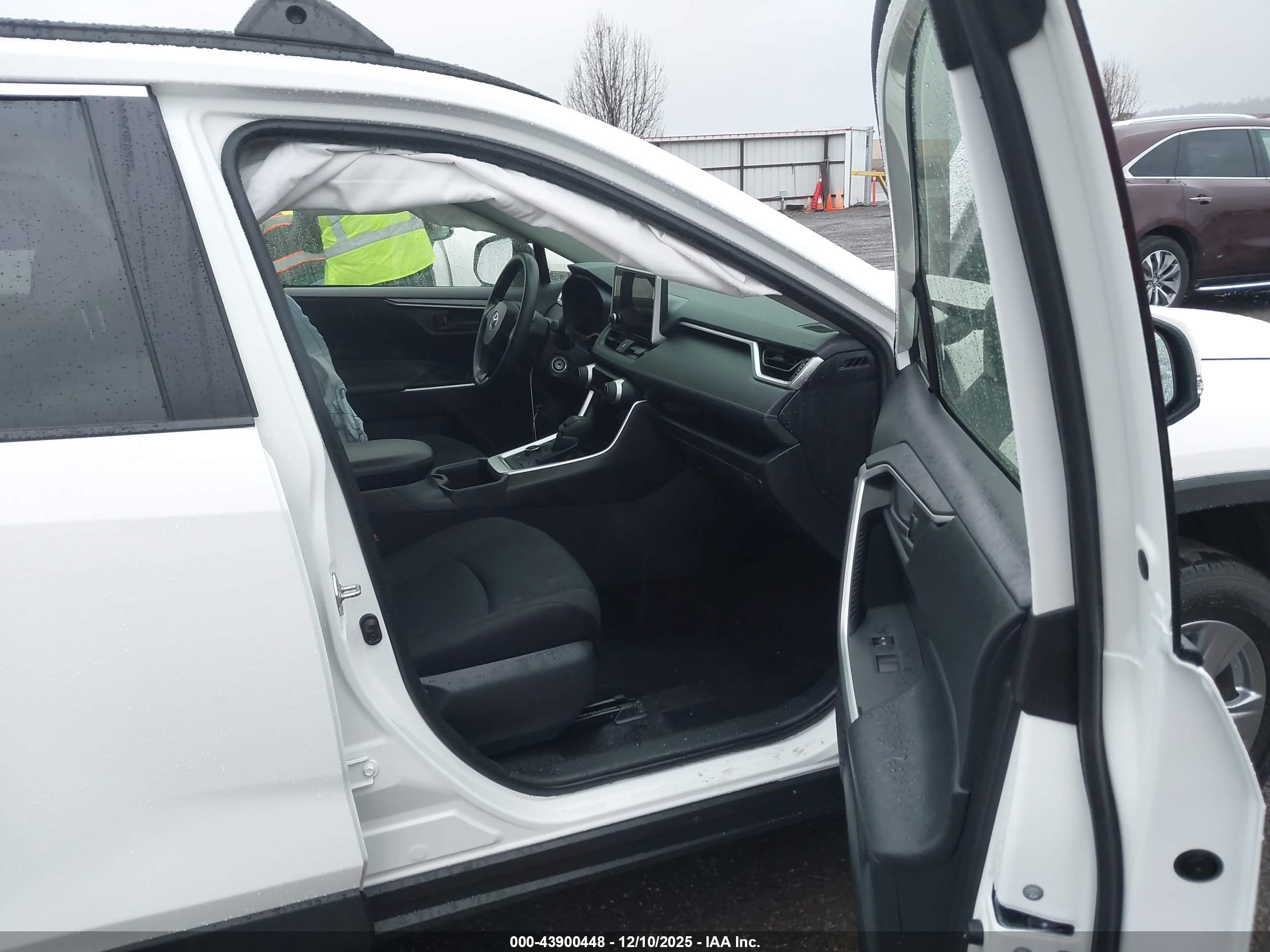 TOYOTA RAV4 image 5
