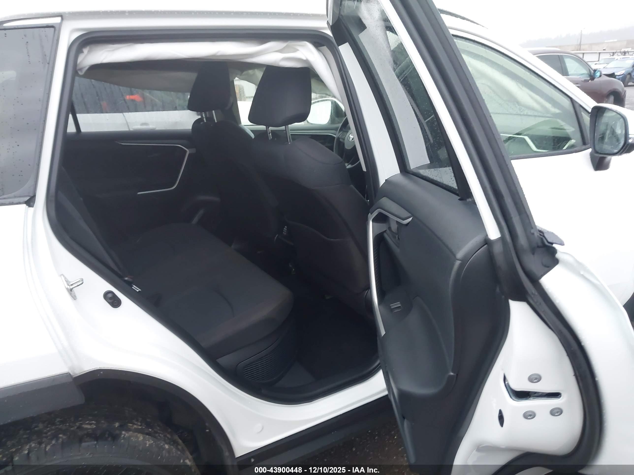 TOYOTA RAV4 image 8