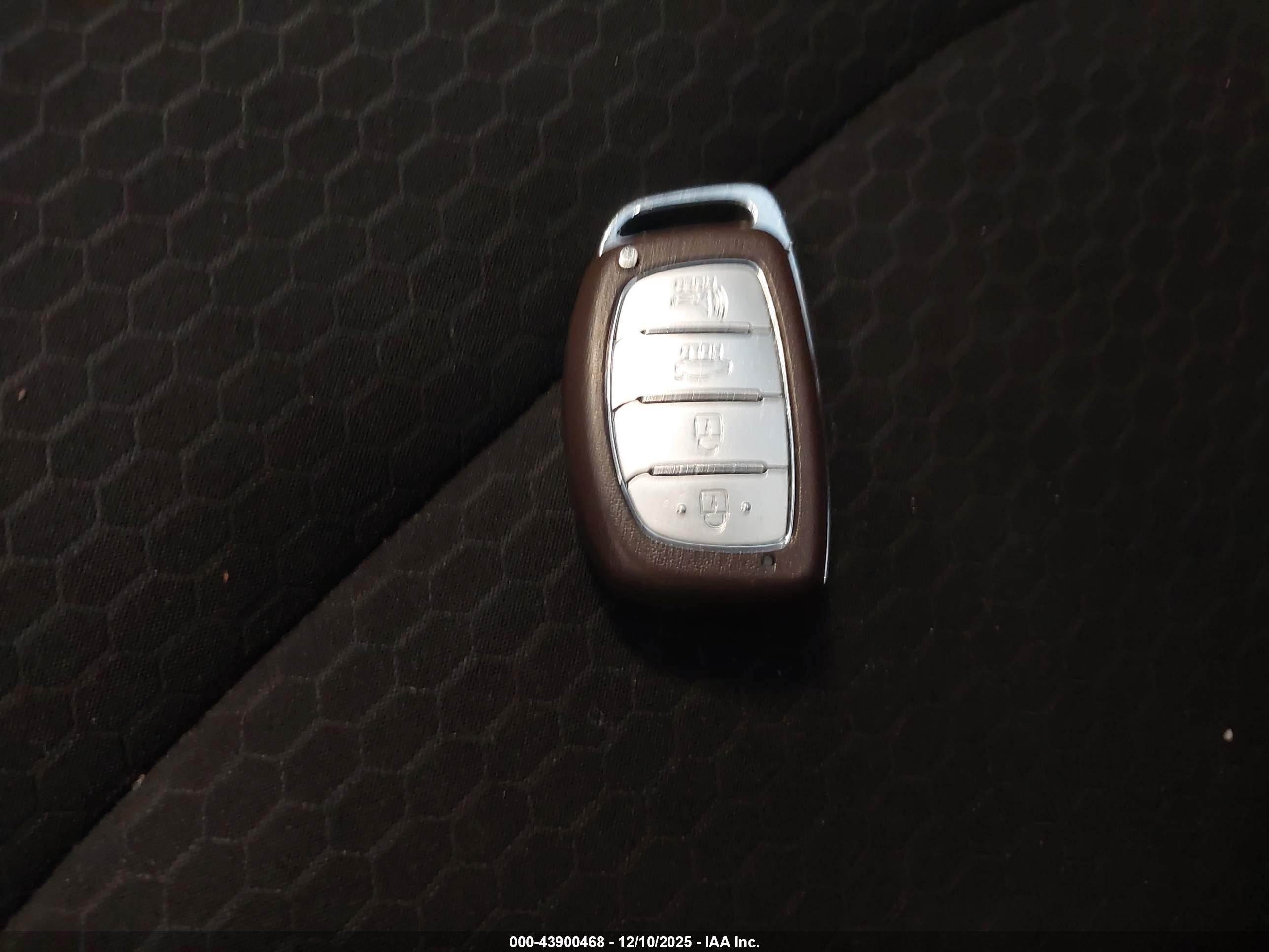 HYUNDAI ELANTRA image 11