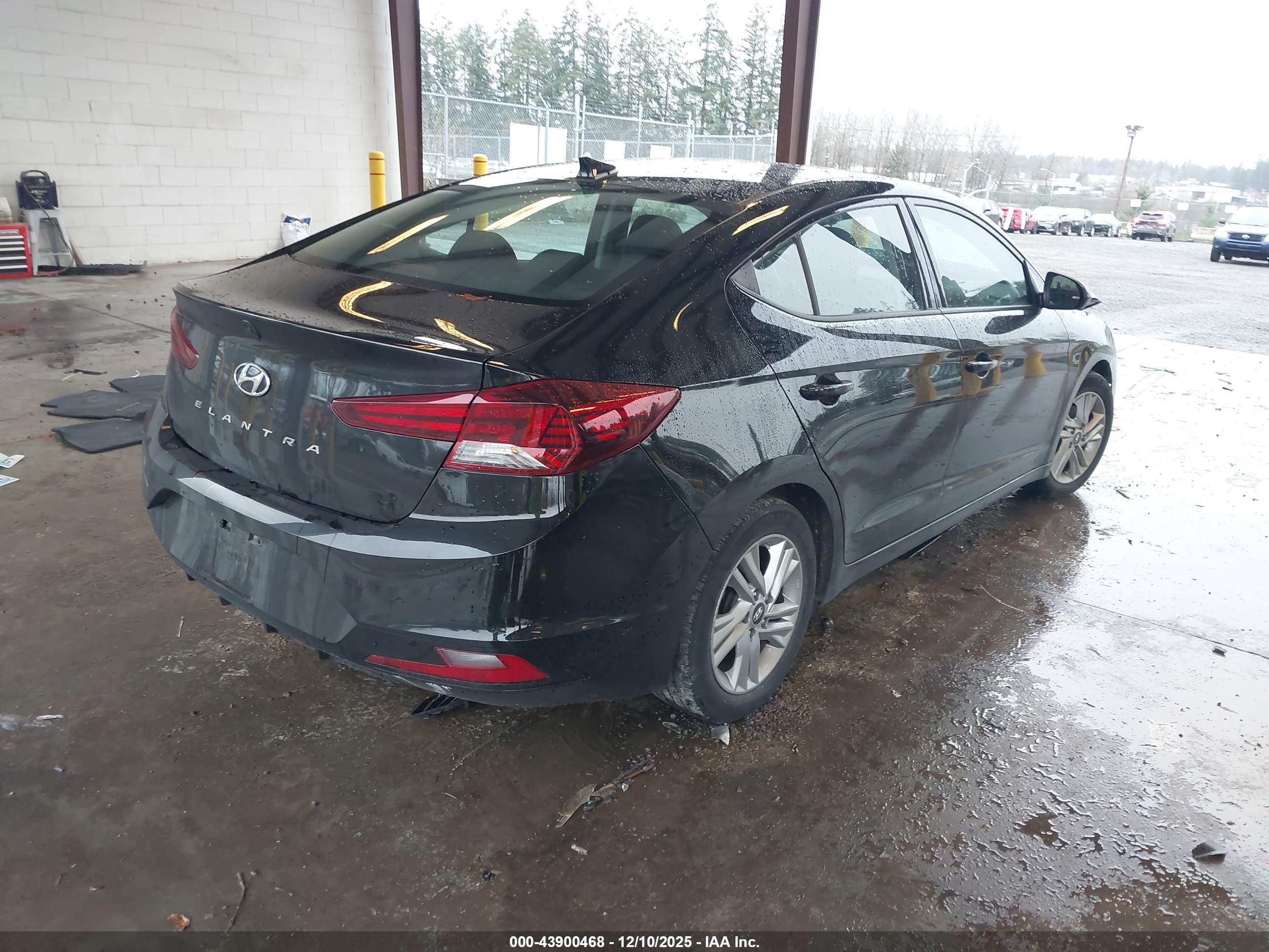 HYUNDAI ELANTRA image 4