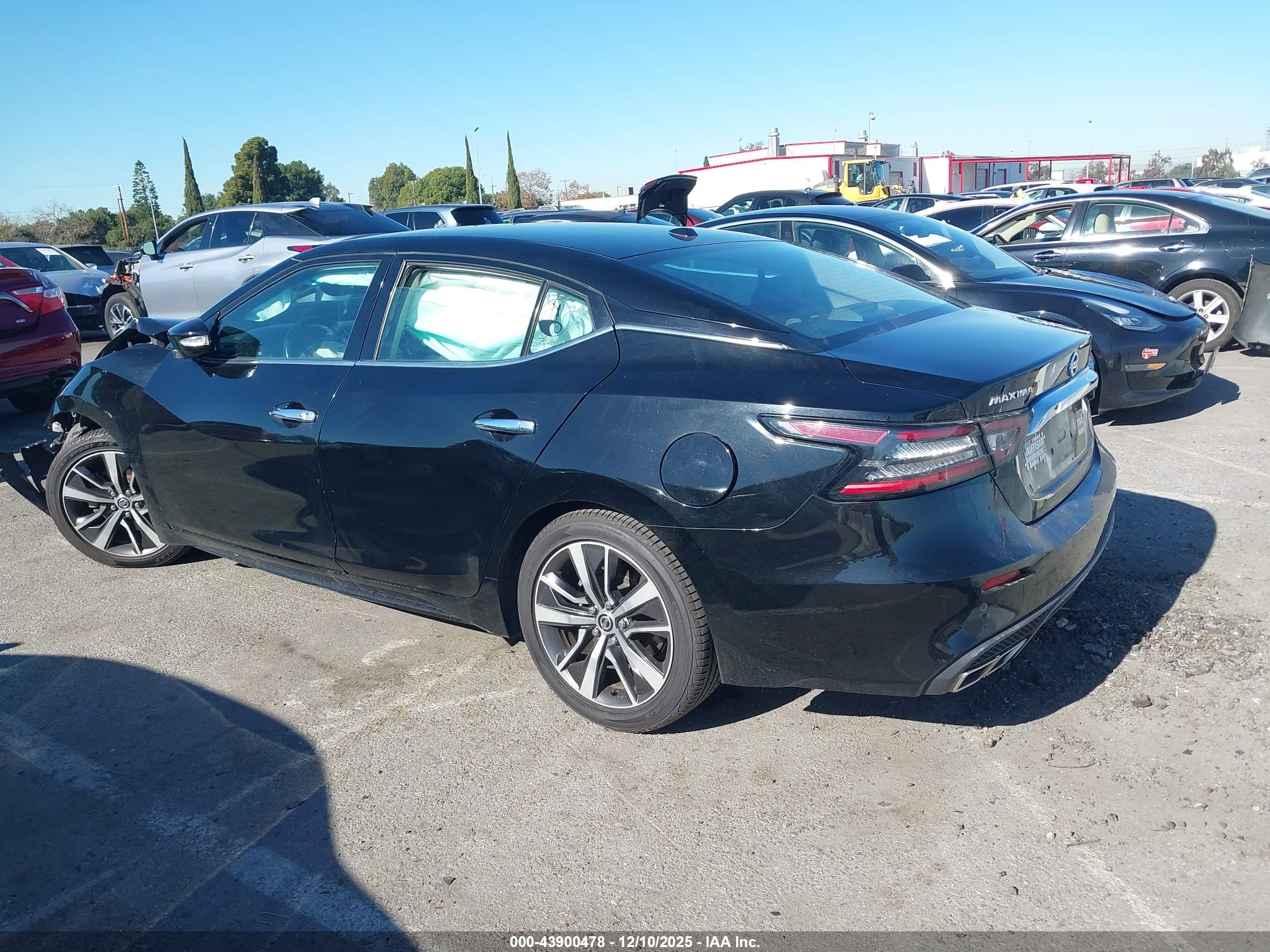 NISSAN MAXIMA image 3