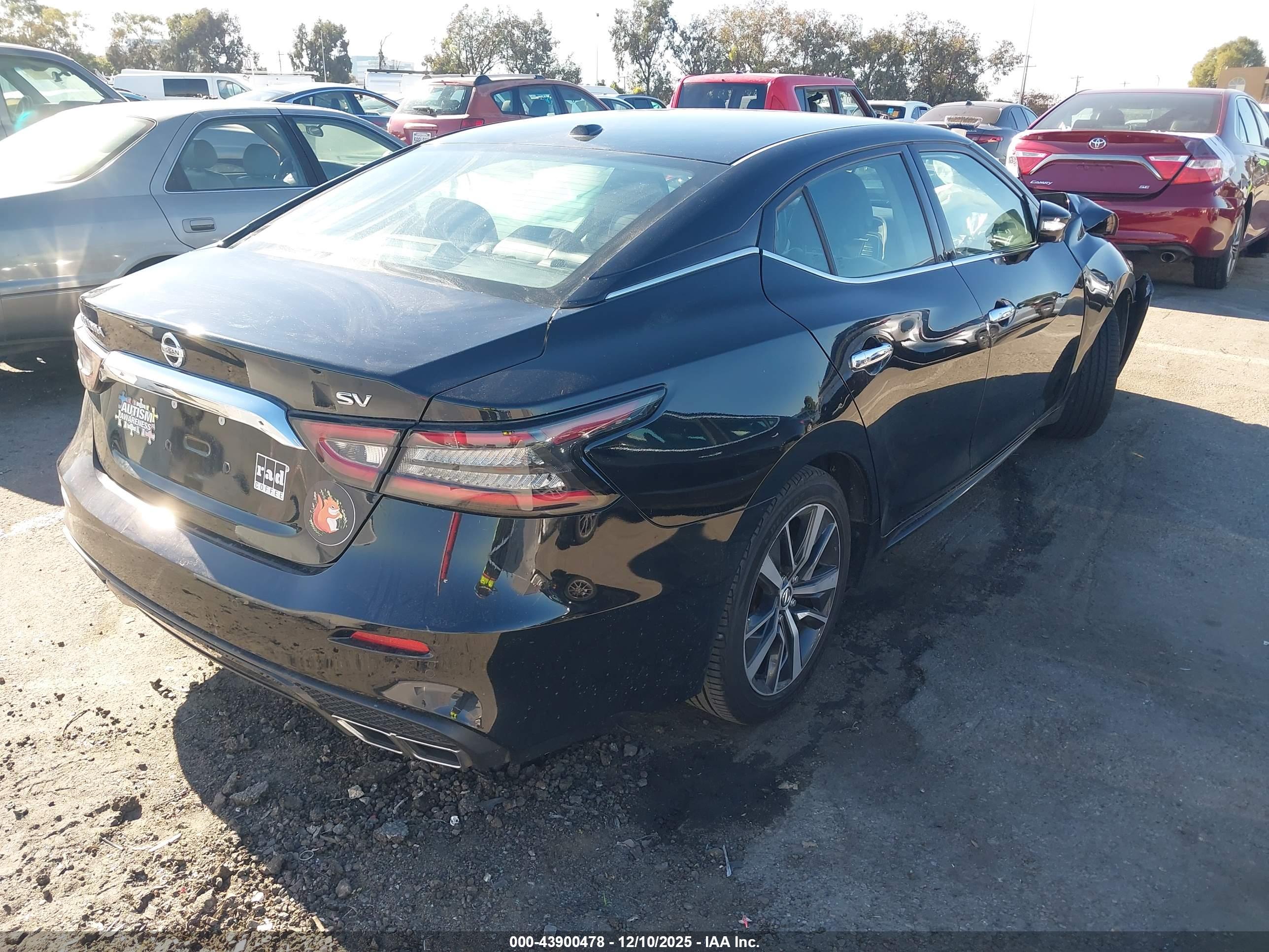 NISSAN MAXIMA image 4