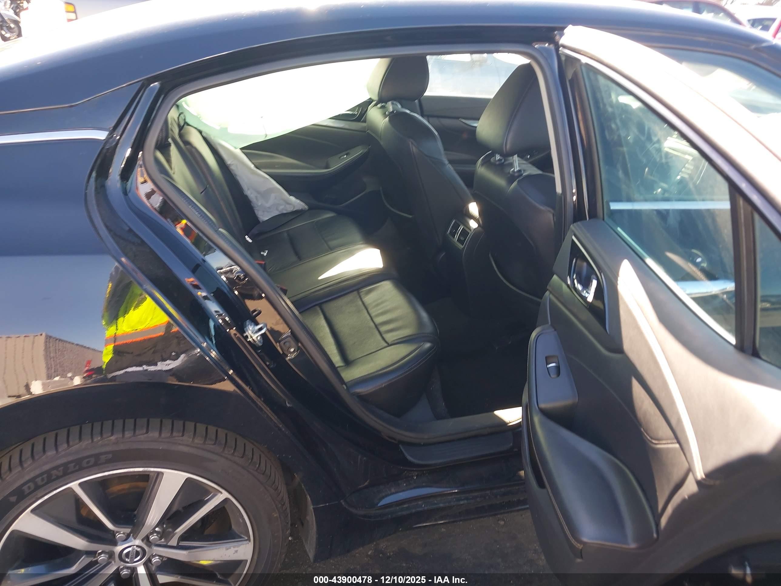 NISSAN MAXIMA image 8