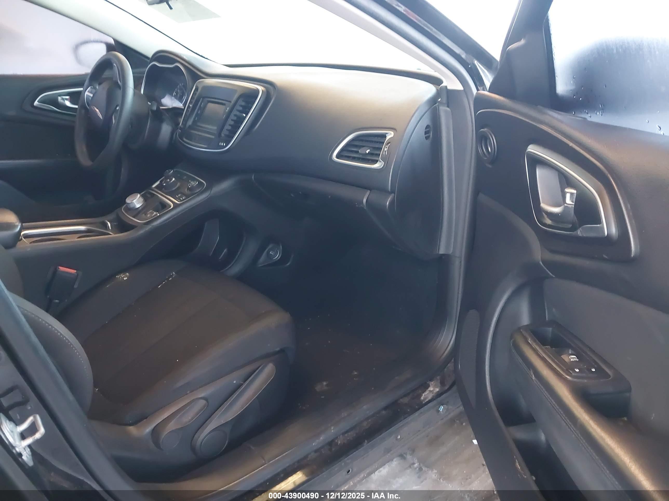 CHRYSLER 200 image 5