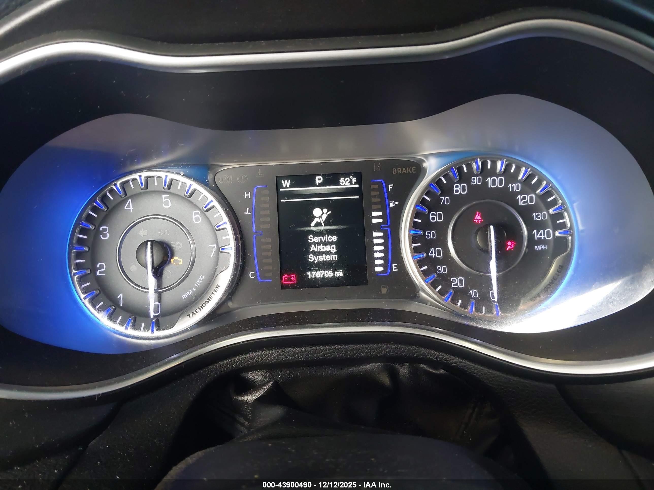 CHRYSLER 200 image 7