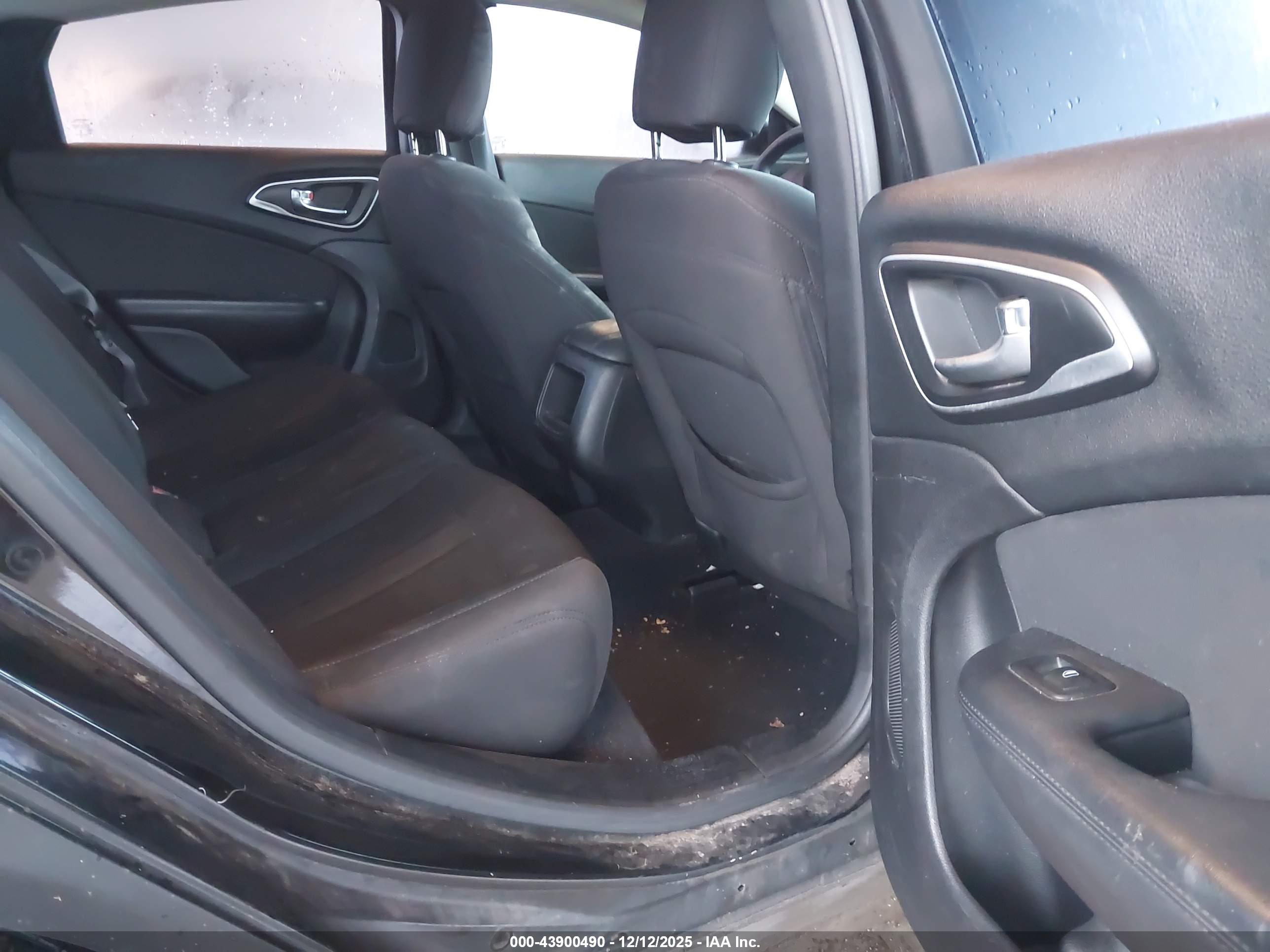 CHRYSLER 200 image 8