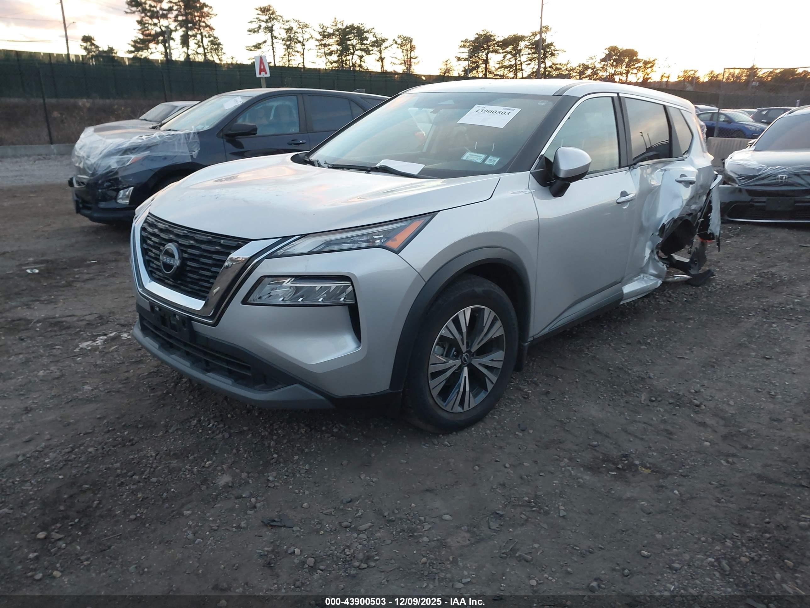 NISSAN ROGUE image 2