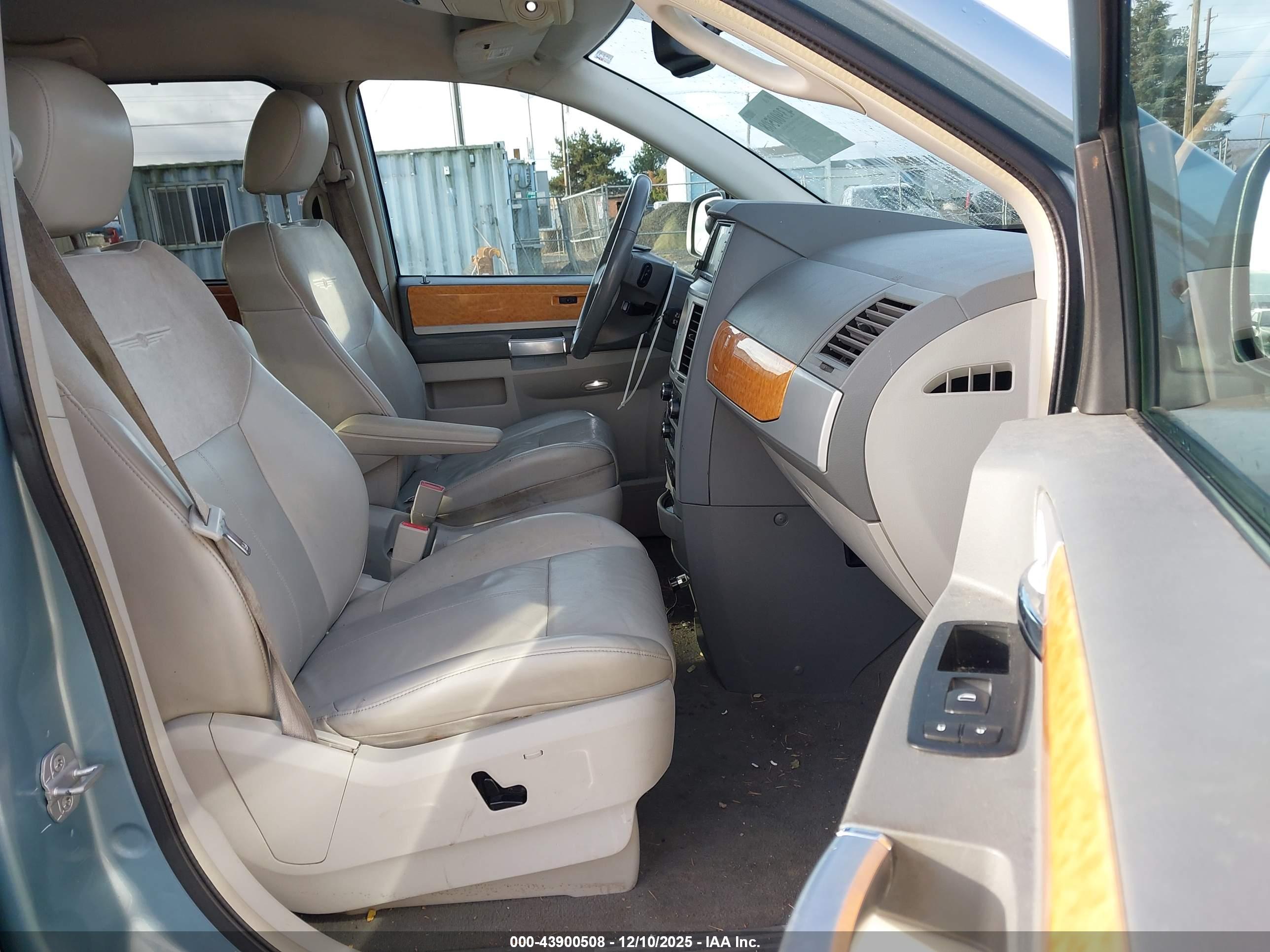 CHRYSLER TOWN image 5