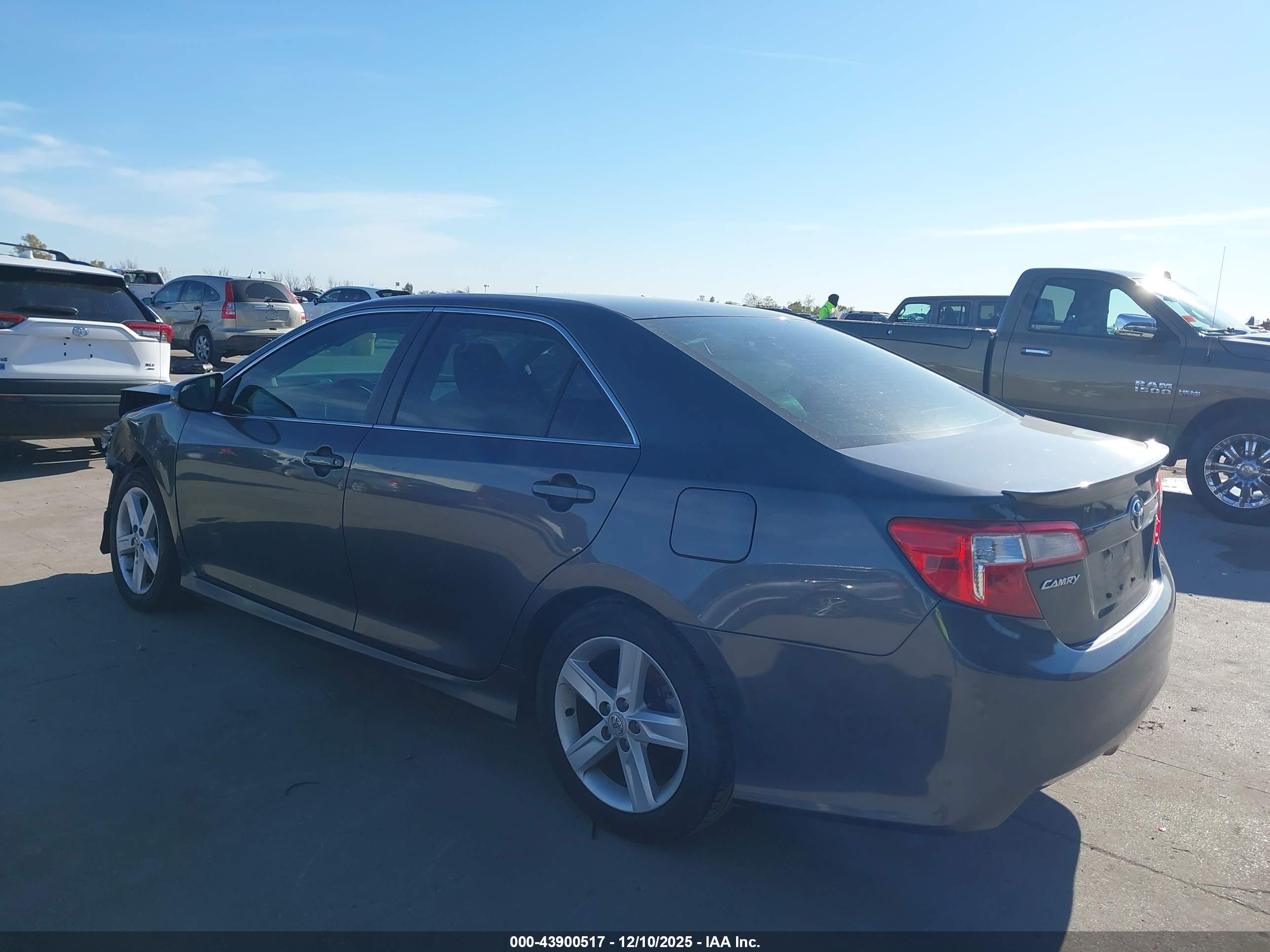 TOYOTA CAMRY image 3
