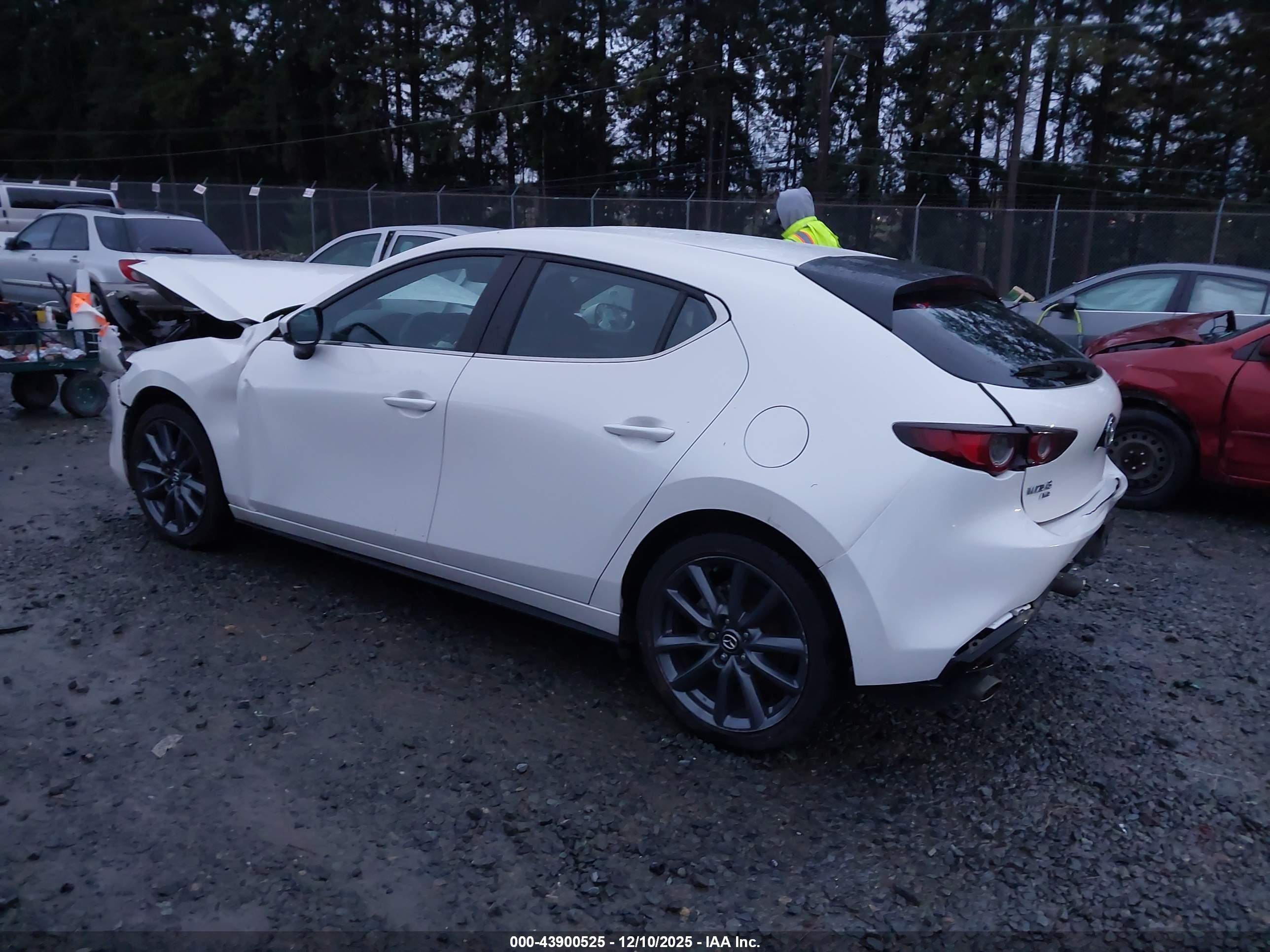MAZDA MAZDA3 image 3