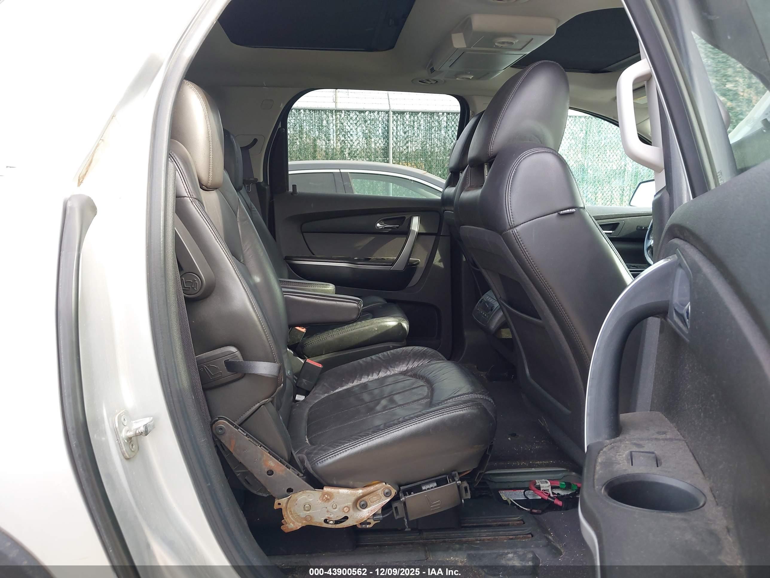 GMC ACADIA image 8