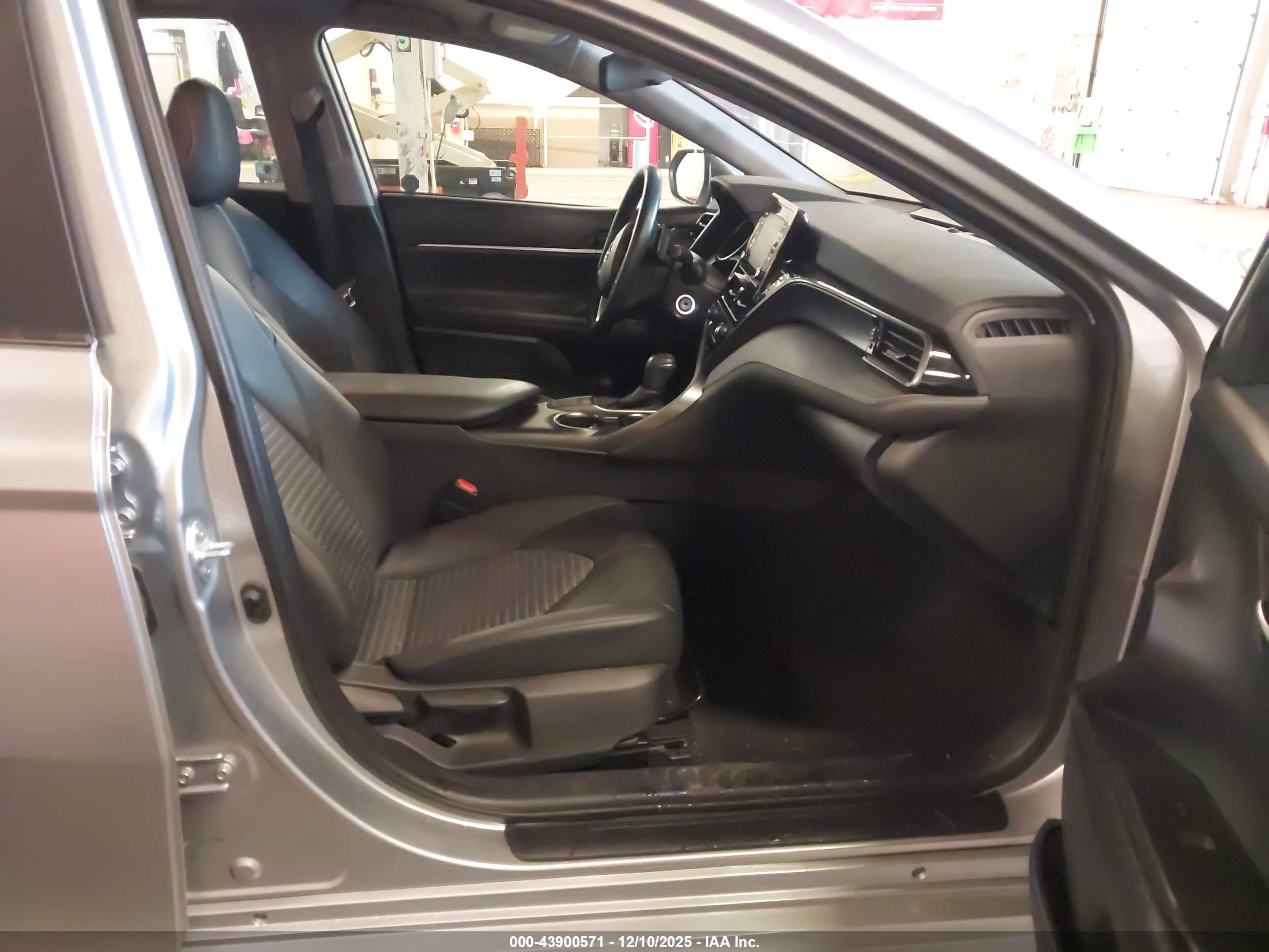 TOYOTA CAMRY image 5