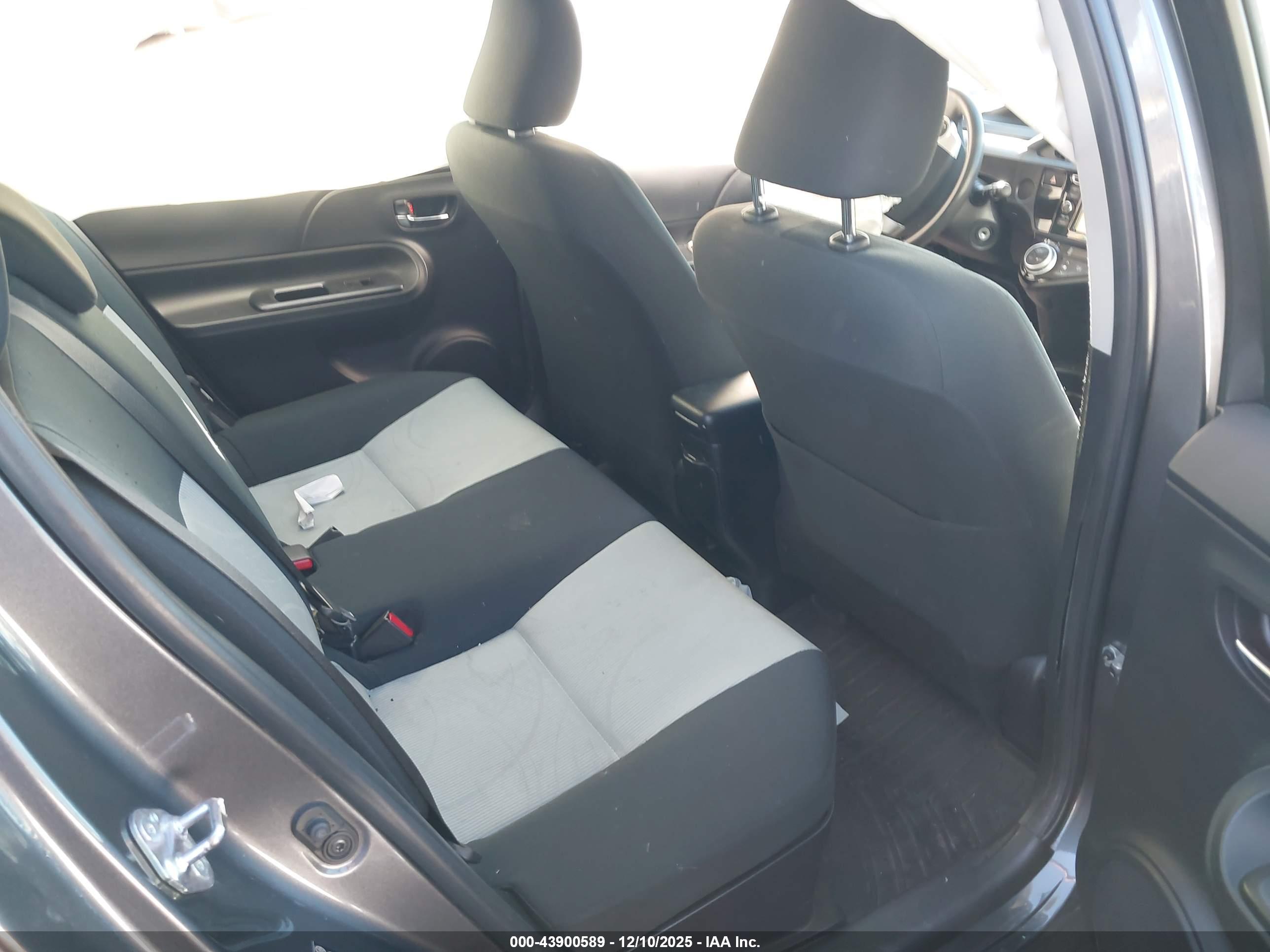 TOYOTA PRIUS image 8