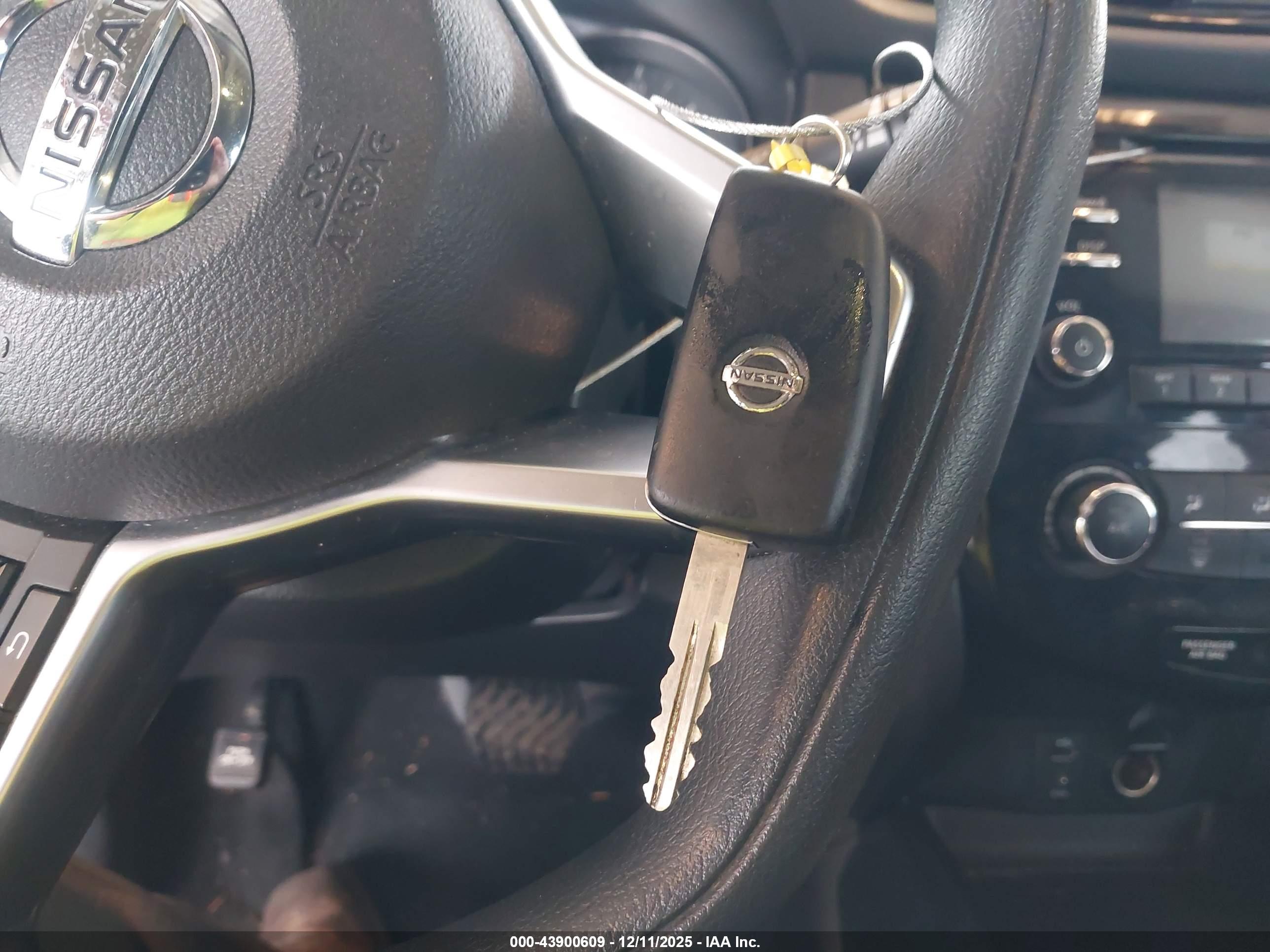 NISSAN ROGUE image 11