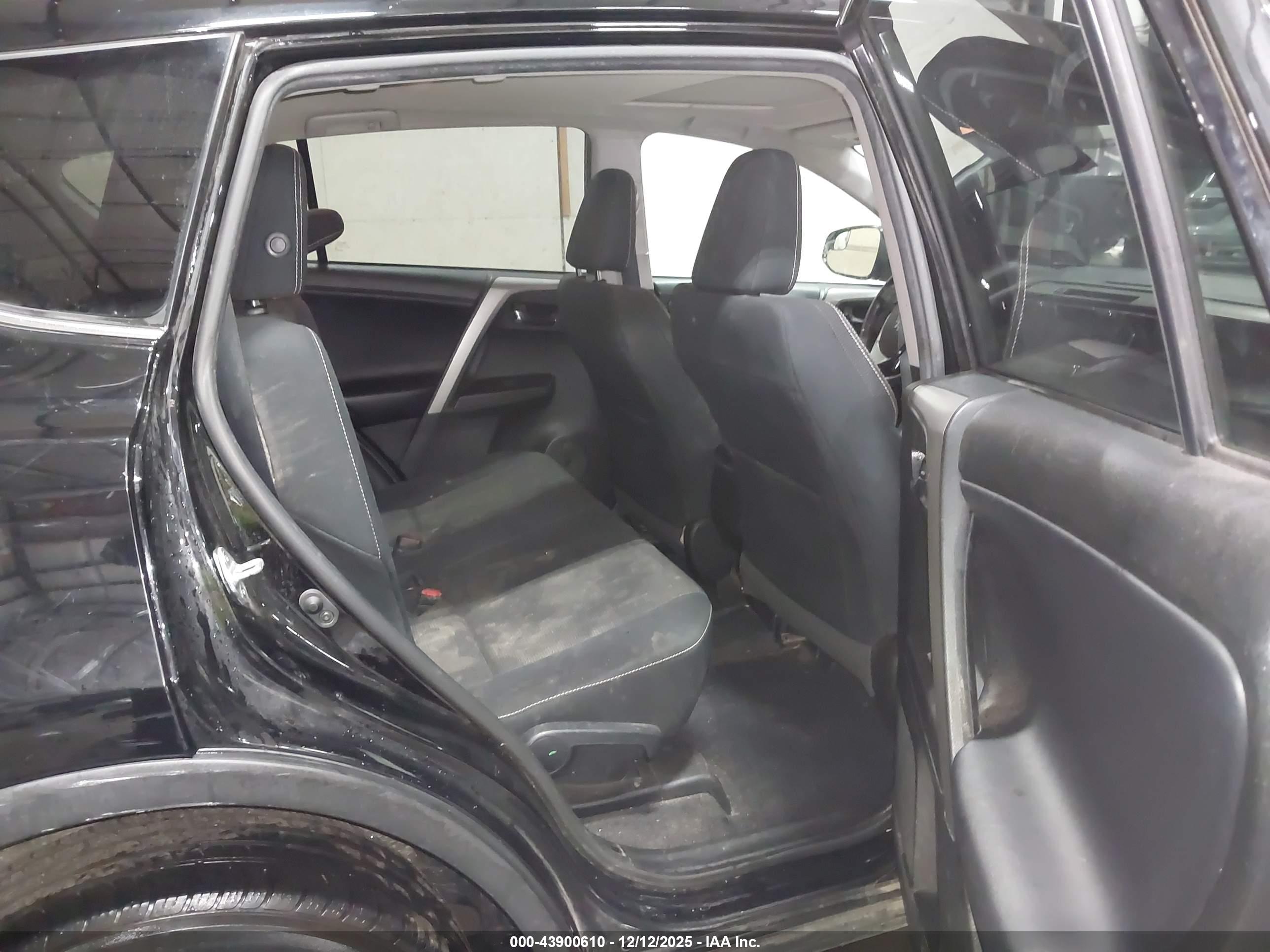 TOYOTA RAV4 image 8