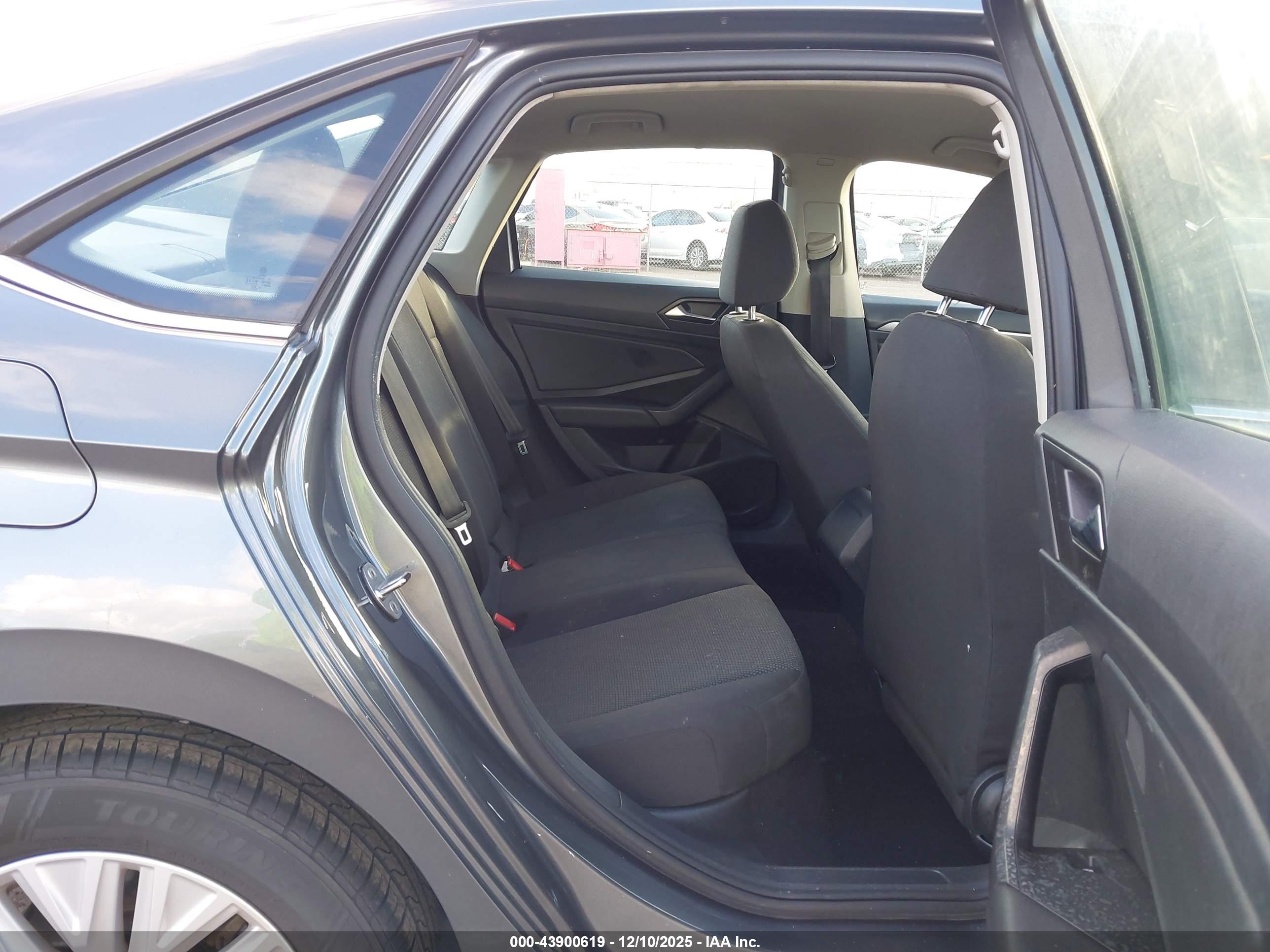 VOLKSWAGEN JETTA image 8