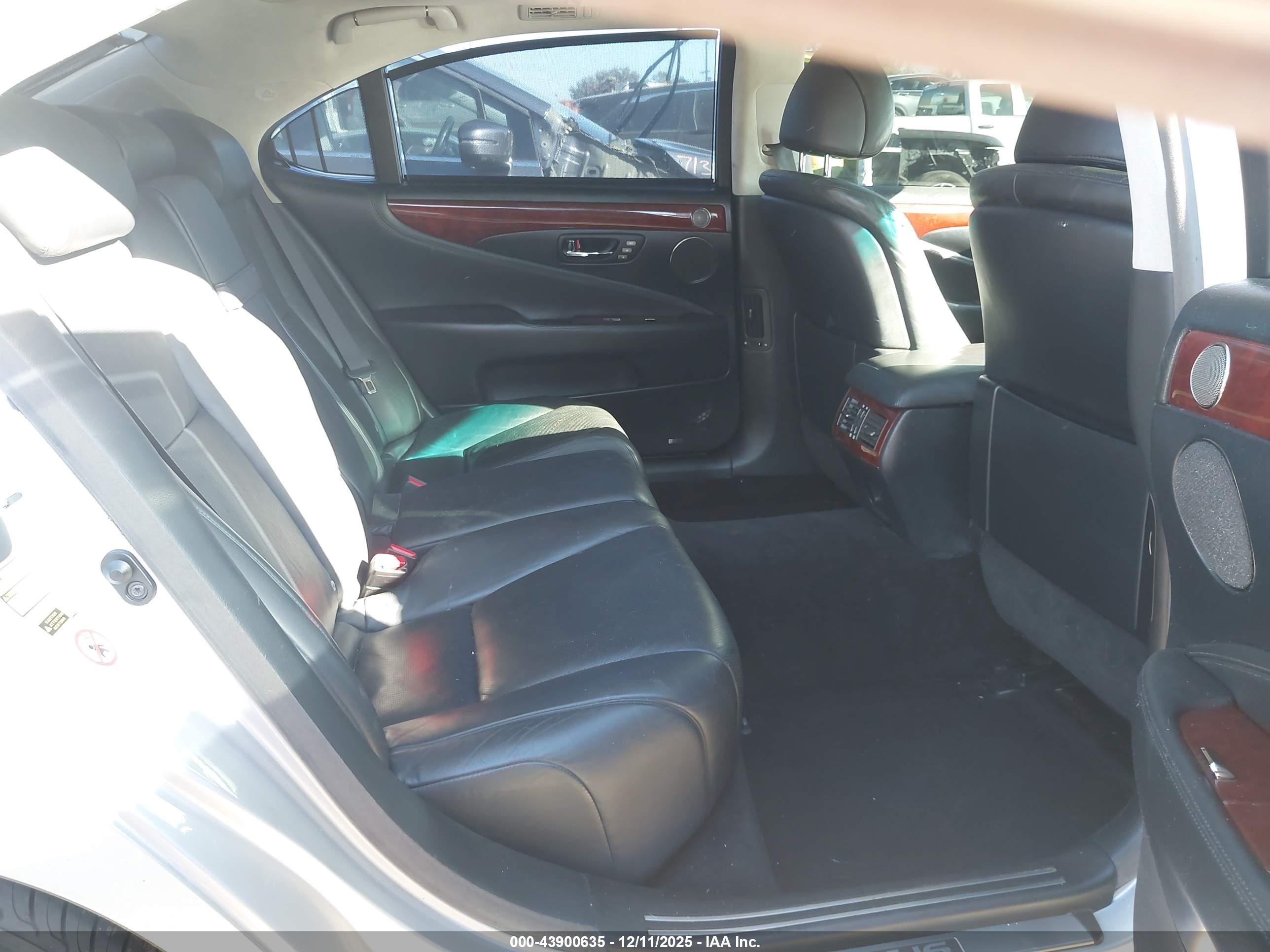 LEXUS LS image 8