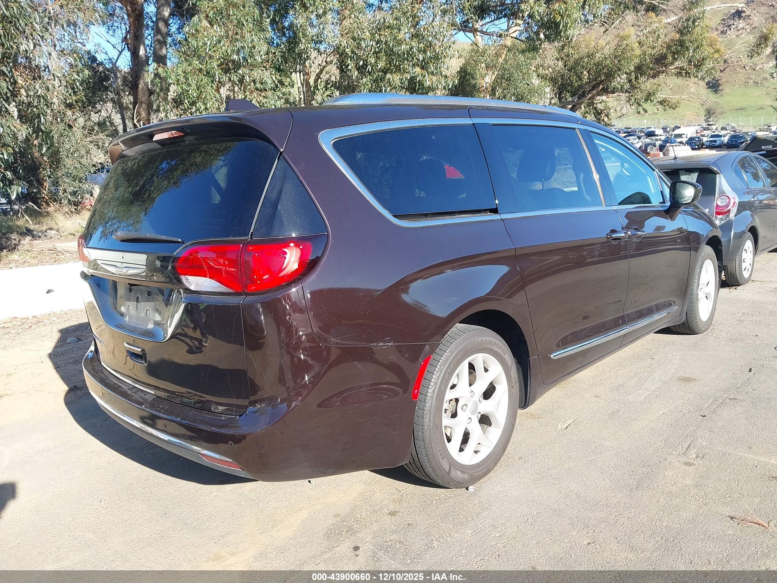 CHRYSLER PACIFICA image 4
