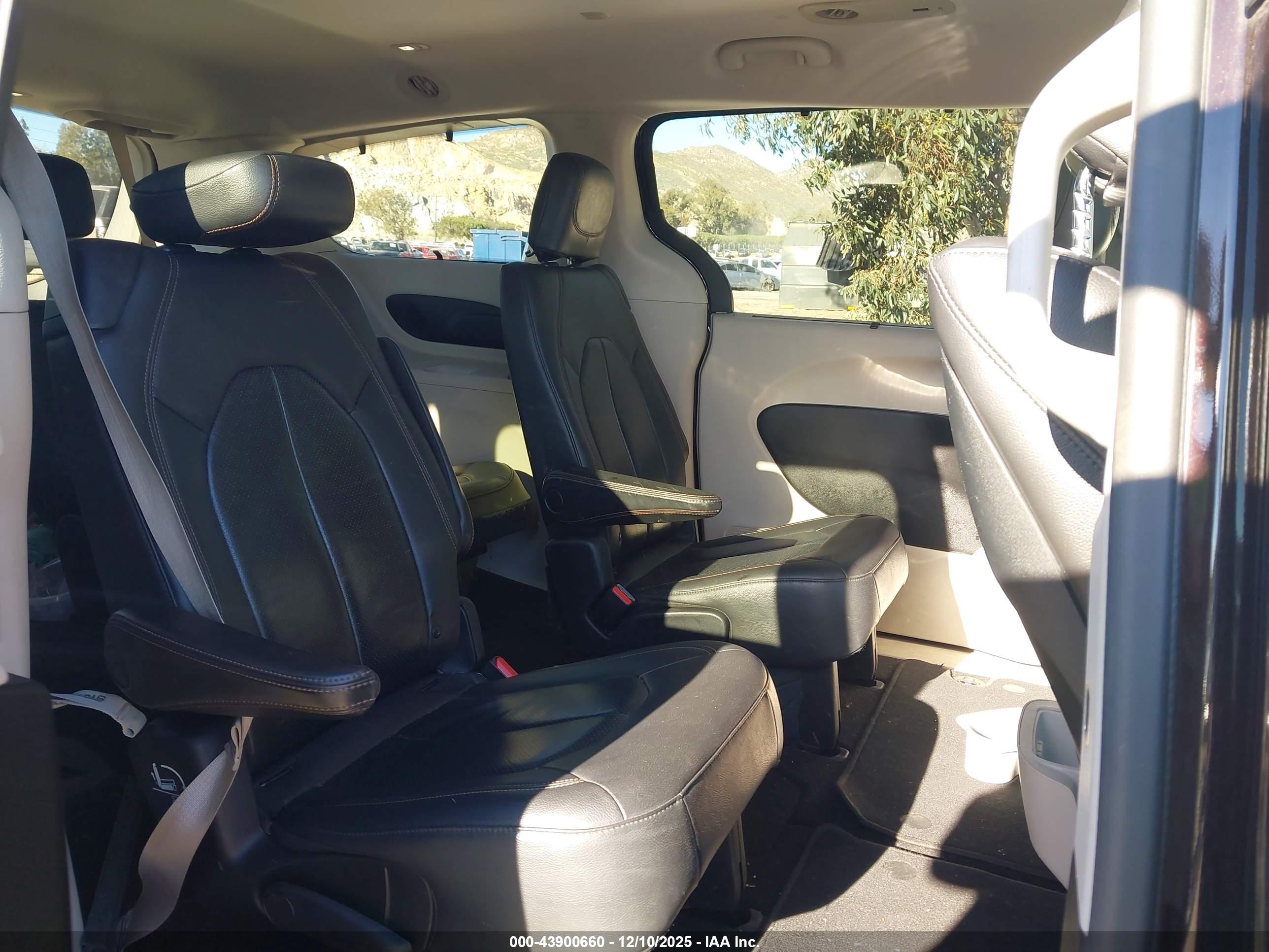 CHRYSLER PACIFICA image 8
