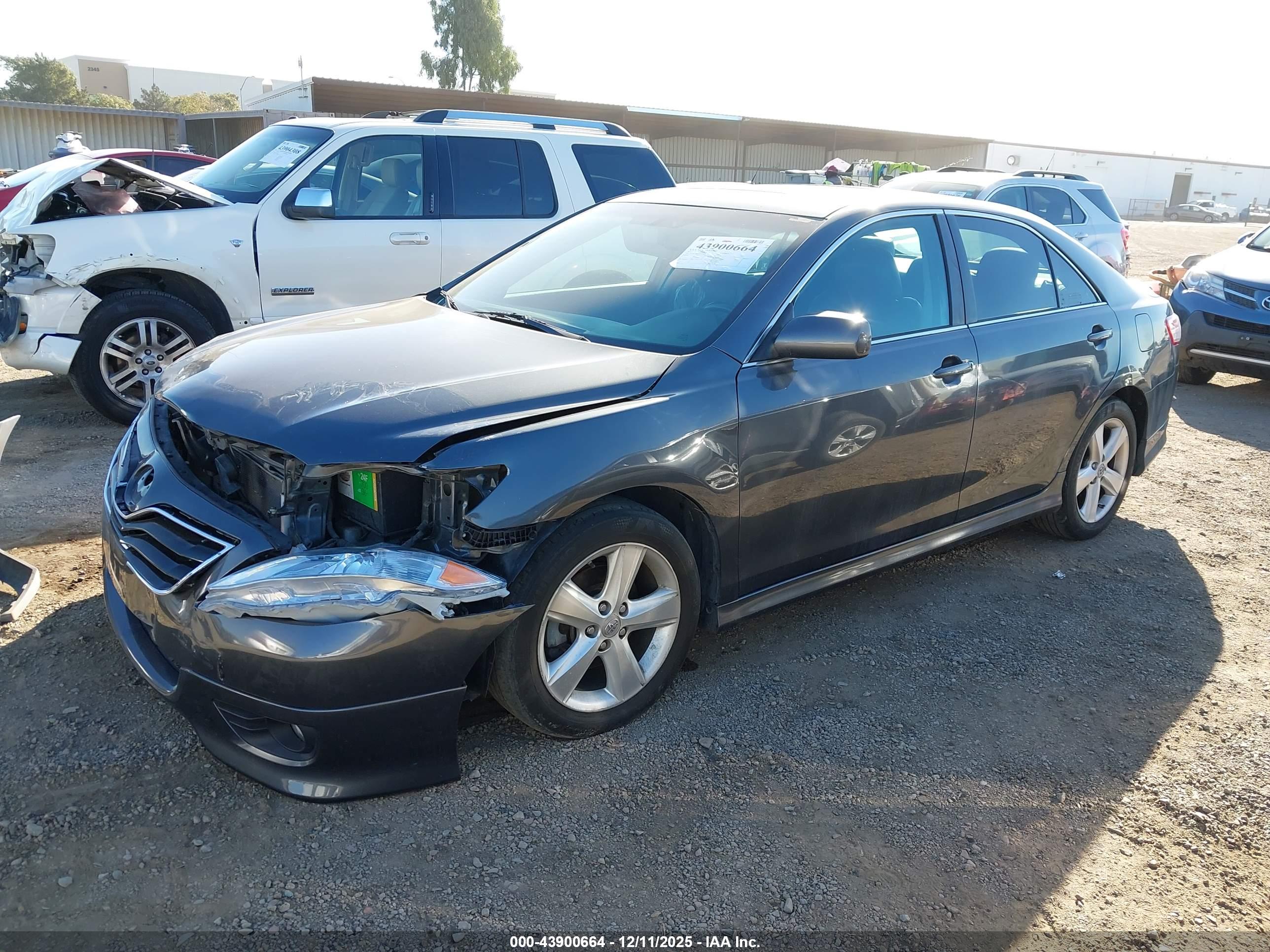 TOYOTA CAMRY image 2