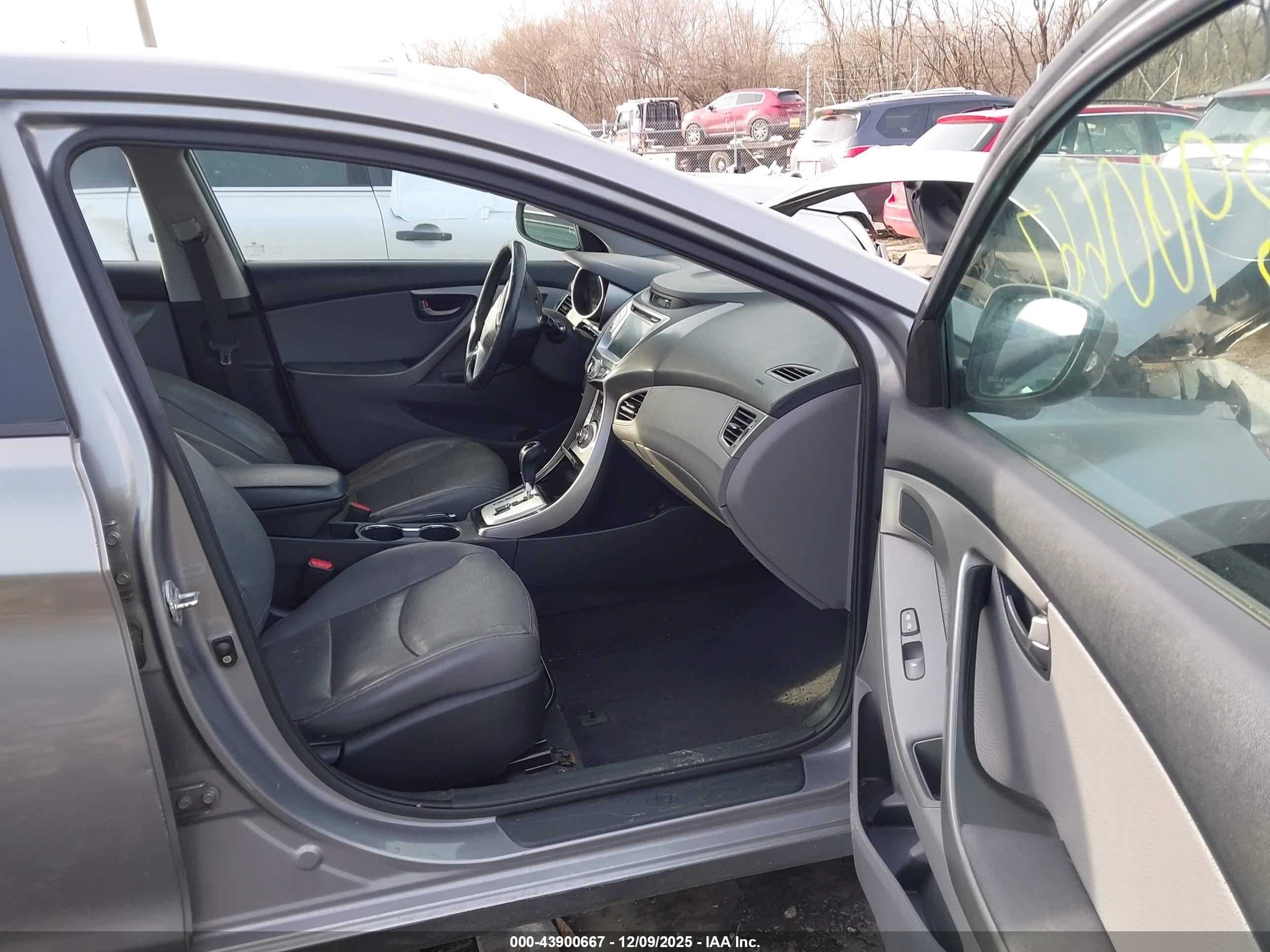 HYUNDAI ELANTRA image 5
