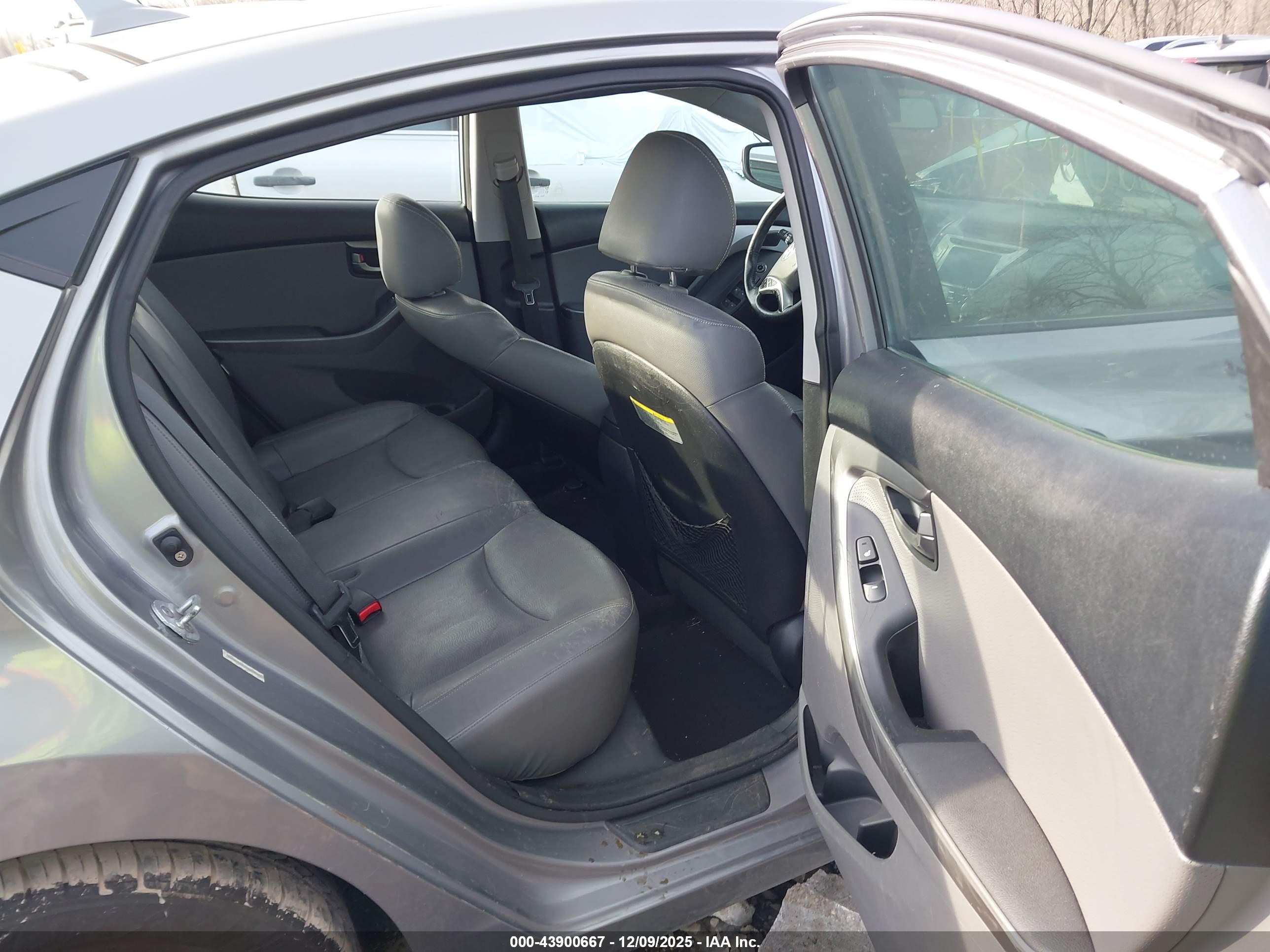 HYUNDAI ELANTRA image 8