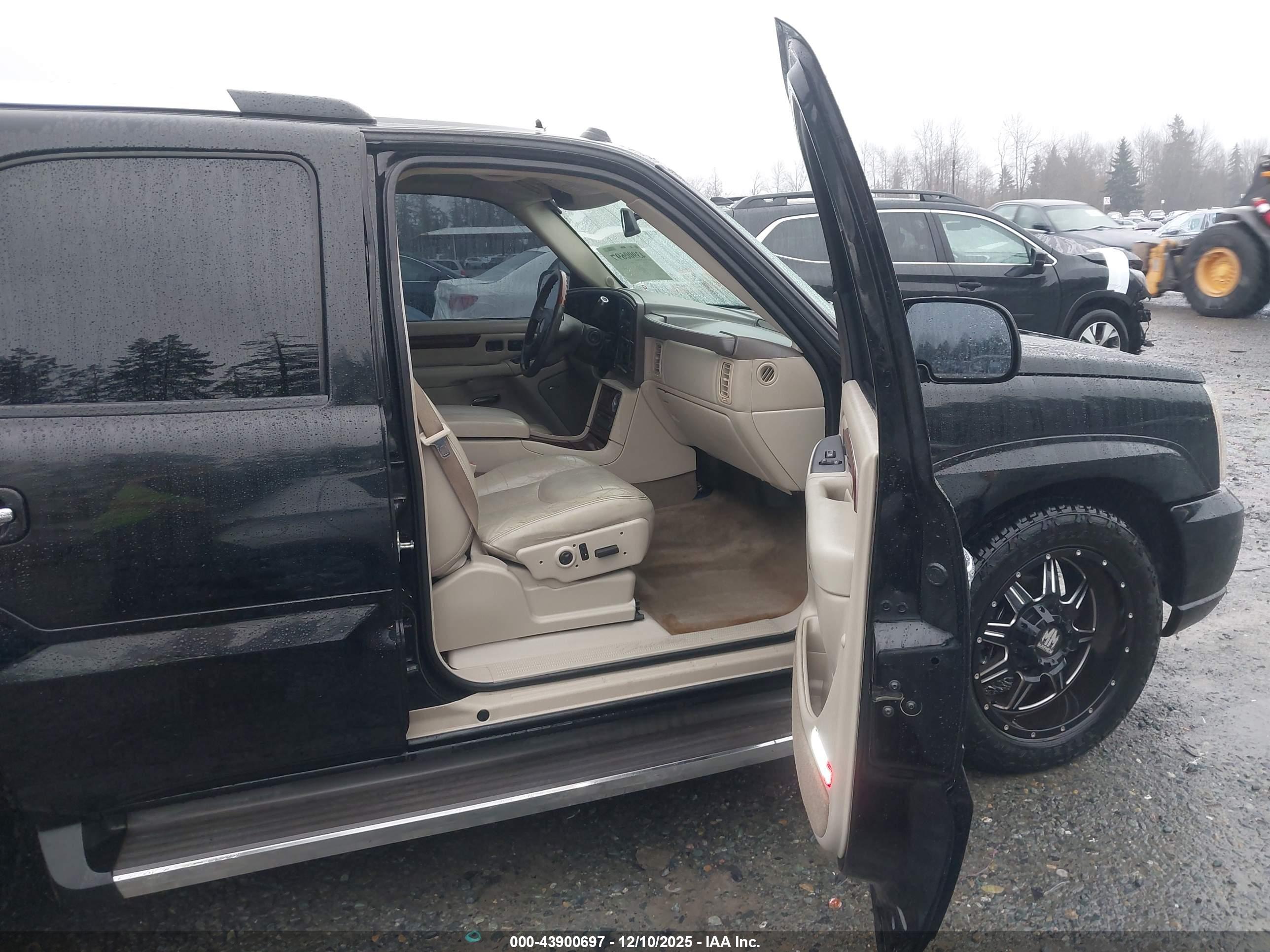 CADILLAC ESCALADE image 5