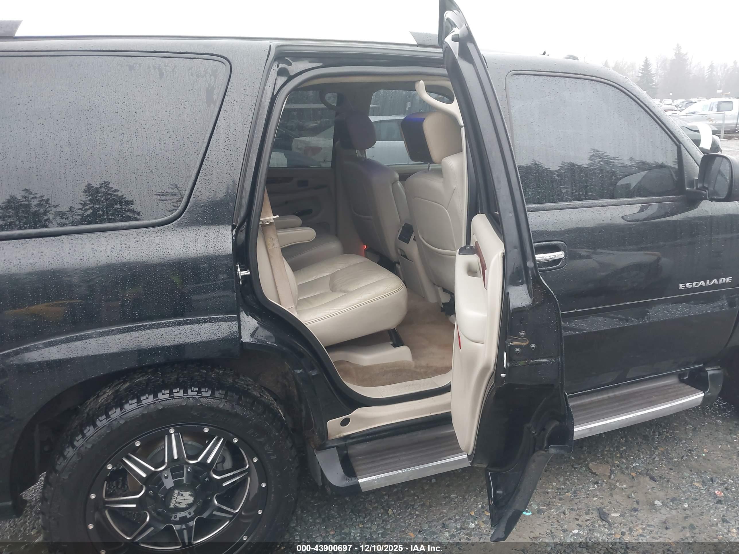 CADILLAC ESCALADE image 8
