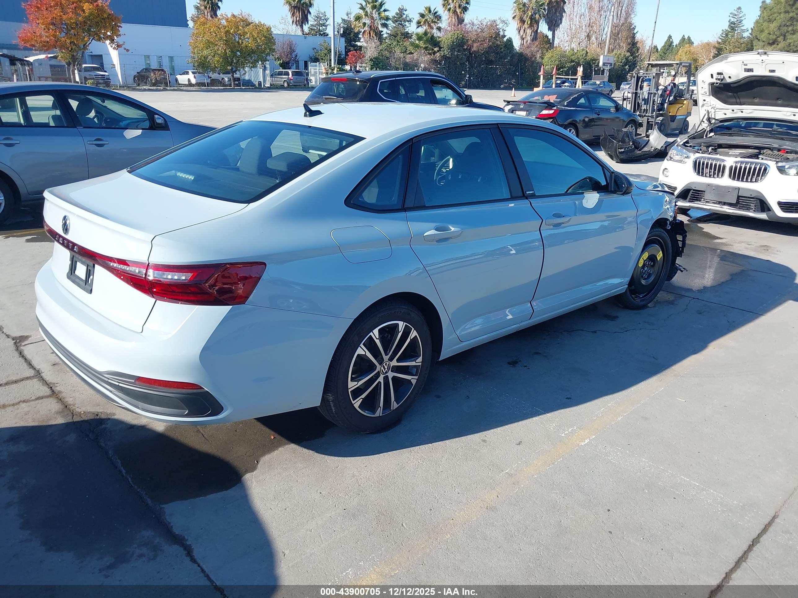 VOLKSWAGEN JETTA image 4