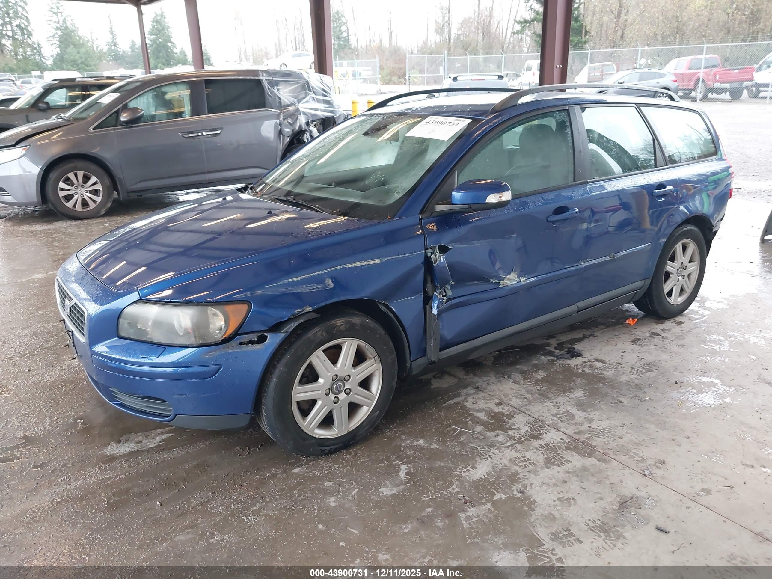 VOLVO V50 image 2