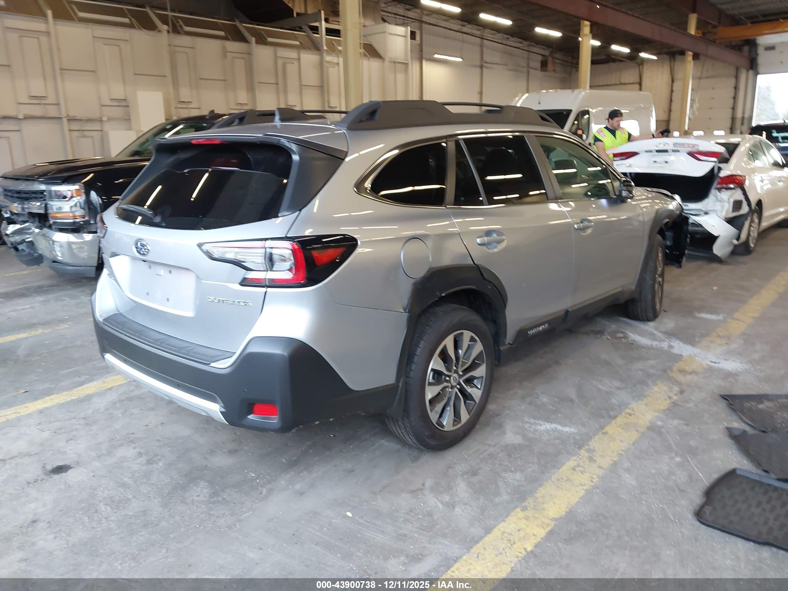SUBARU OUTBACK image 4