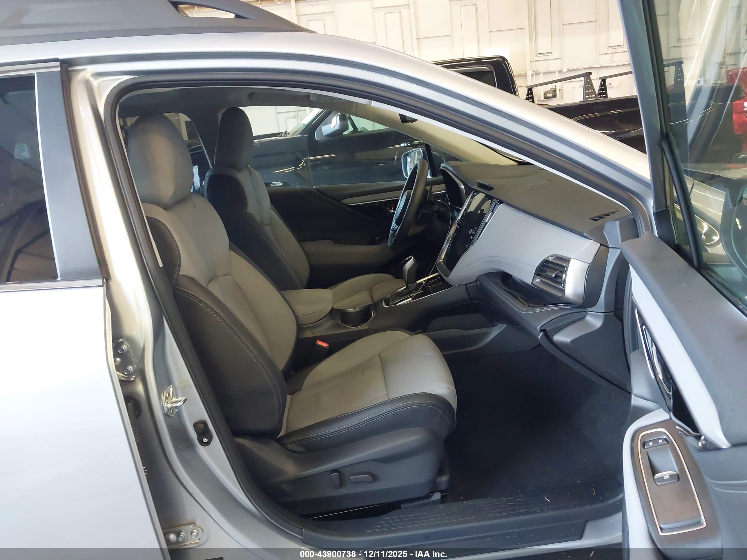 SUBARU OUTBACK image 5