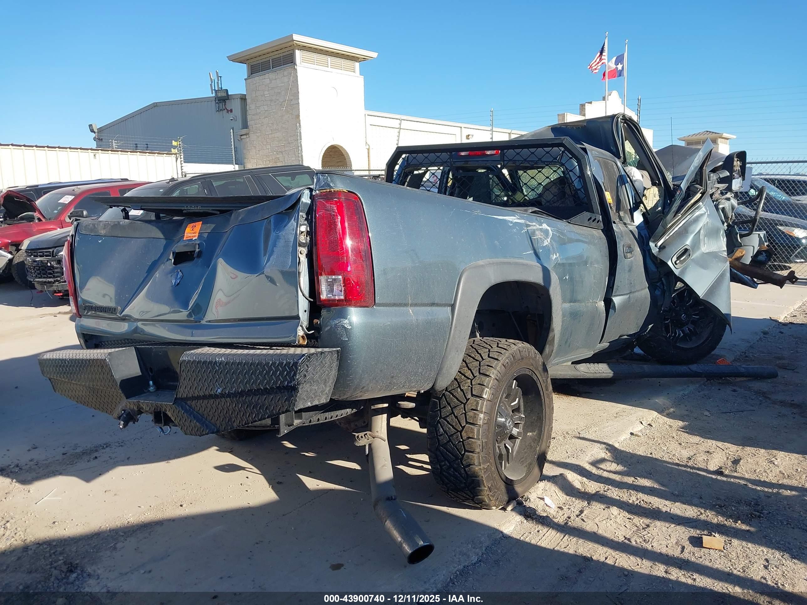 CHEVROLET SILVERADO image 4