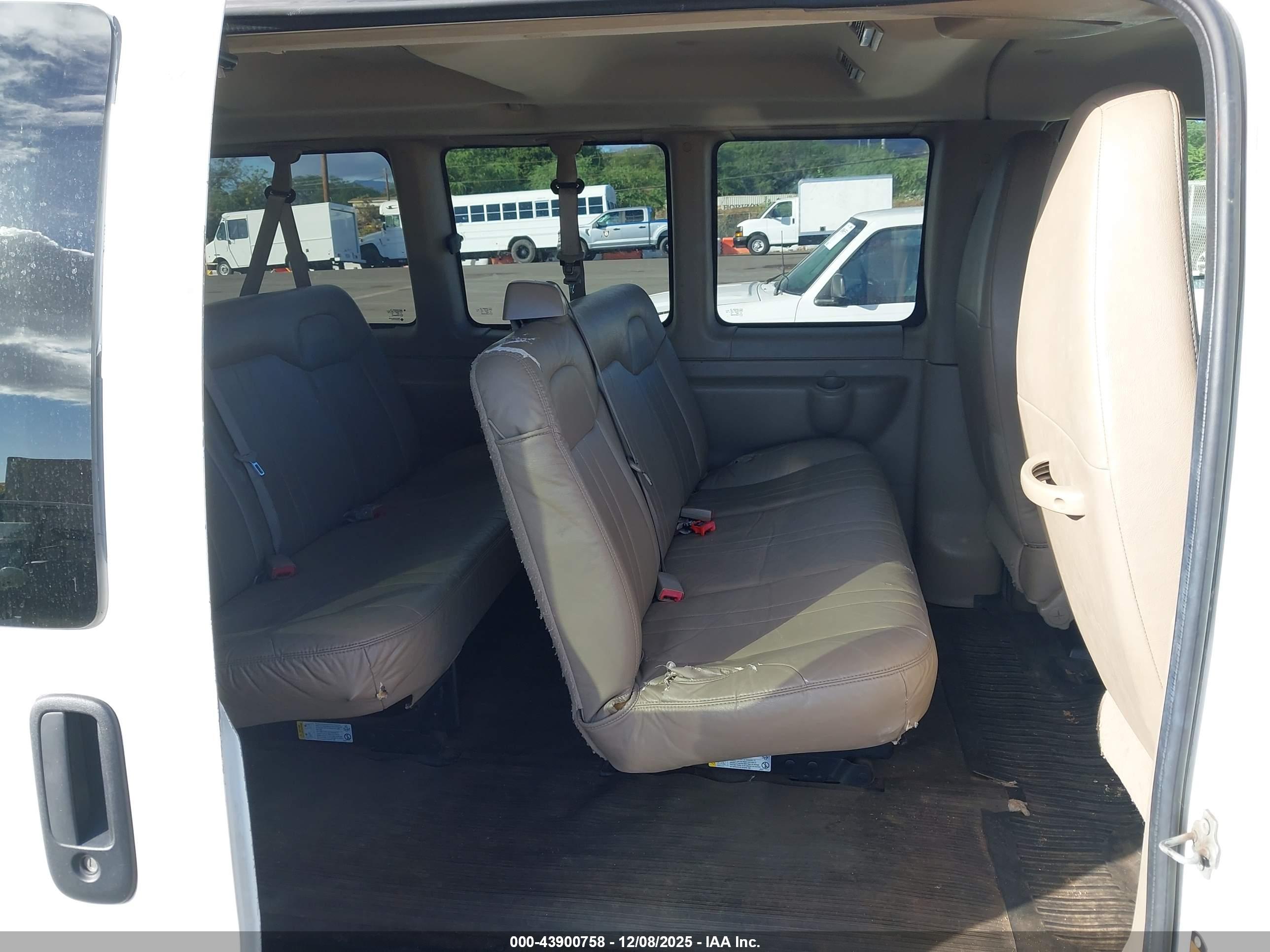 CHEVROLET EXPRESS image 8