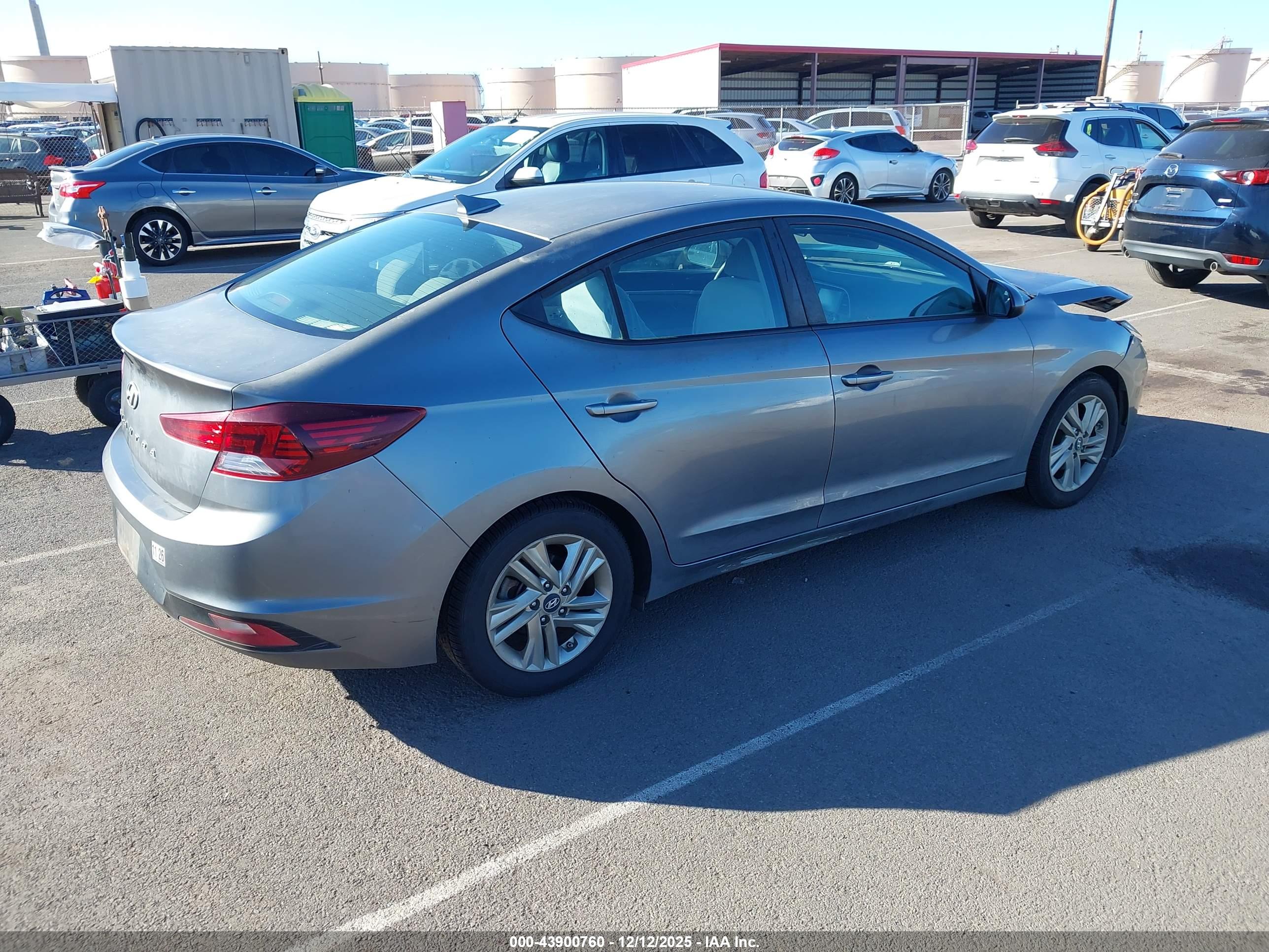 HYUNDAI ELANTRA image 4