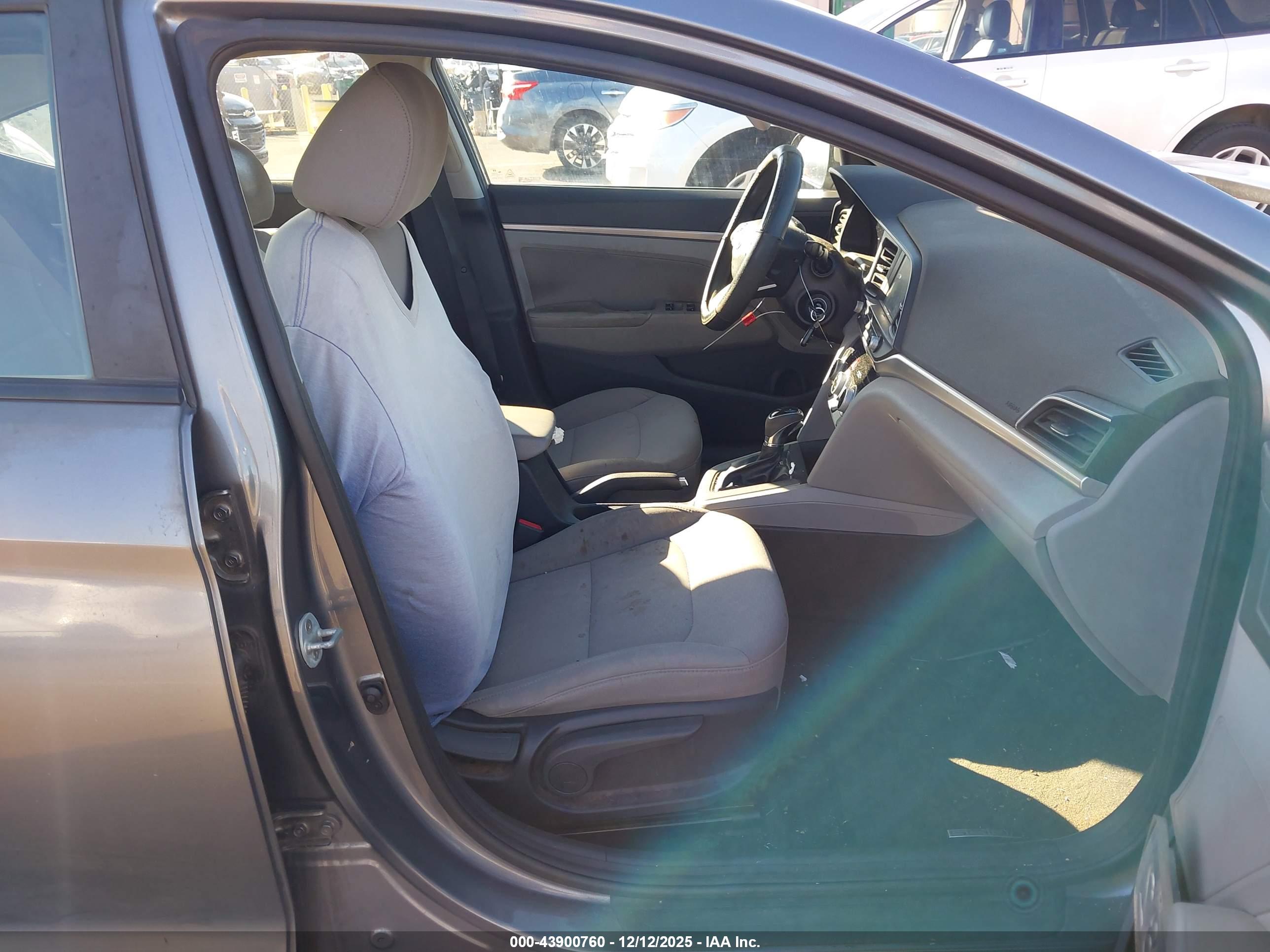HYUNDAI ELANTRA image 5