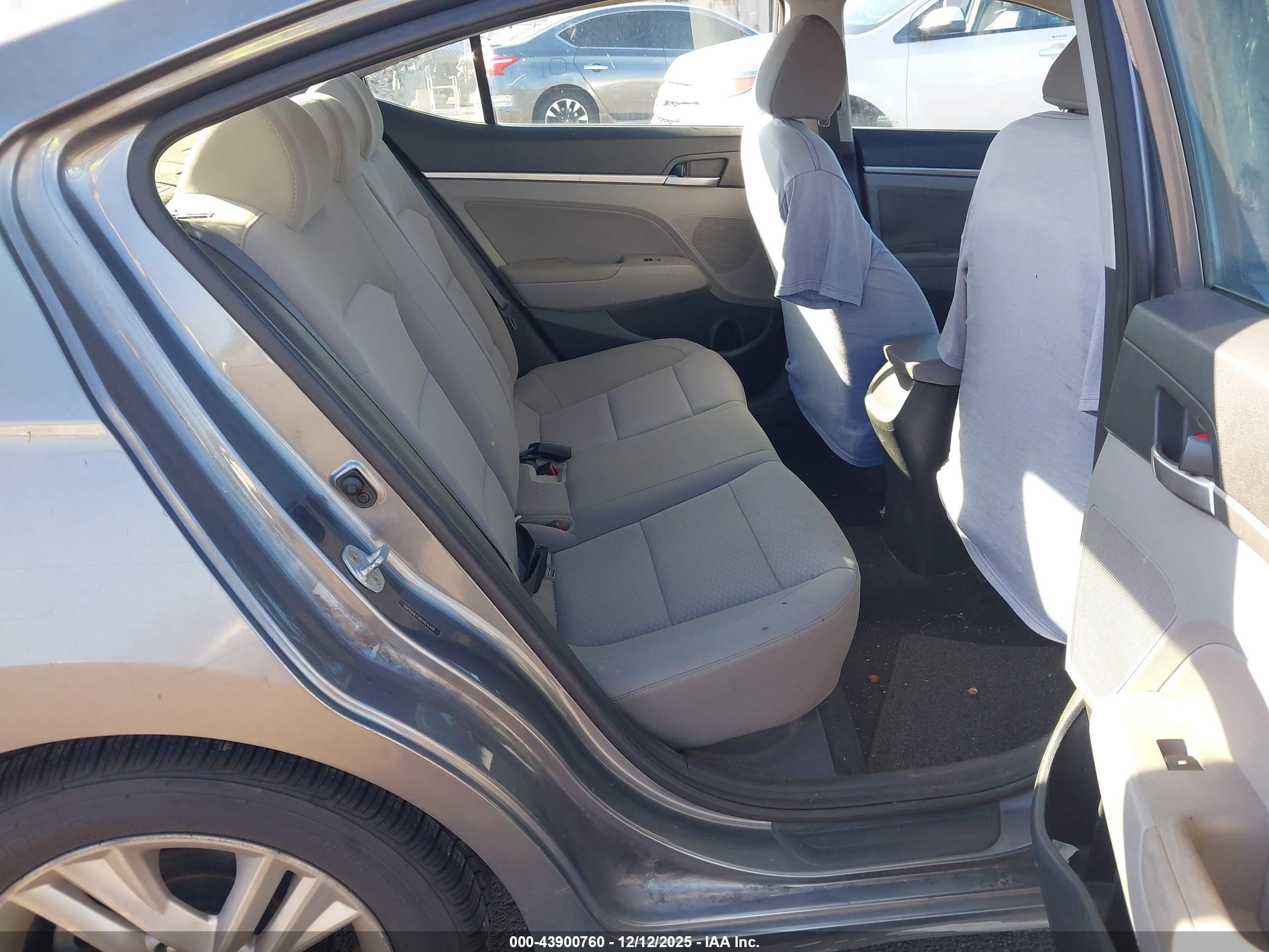 HYUNDAI ELANTRA image 8