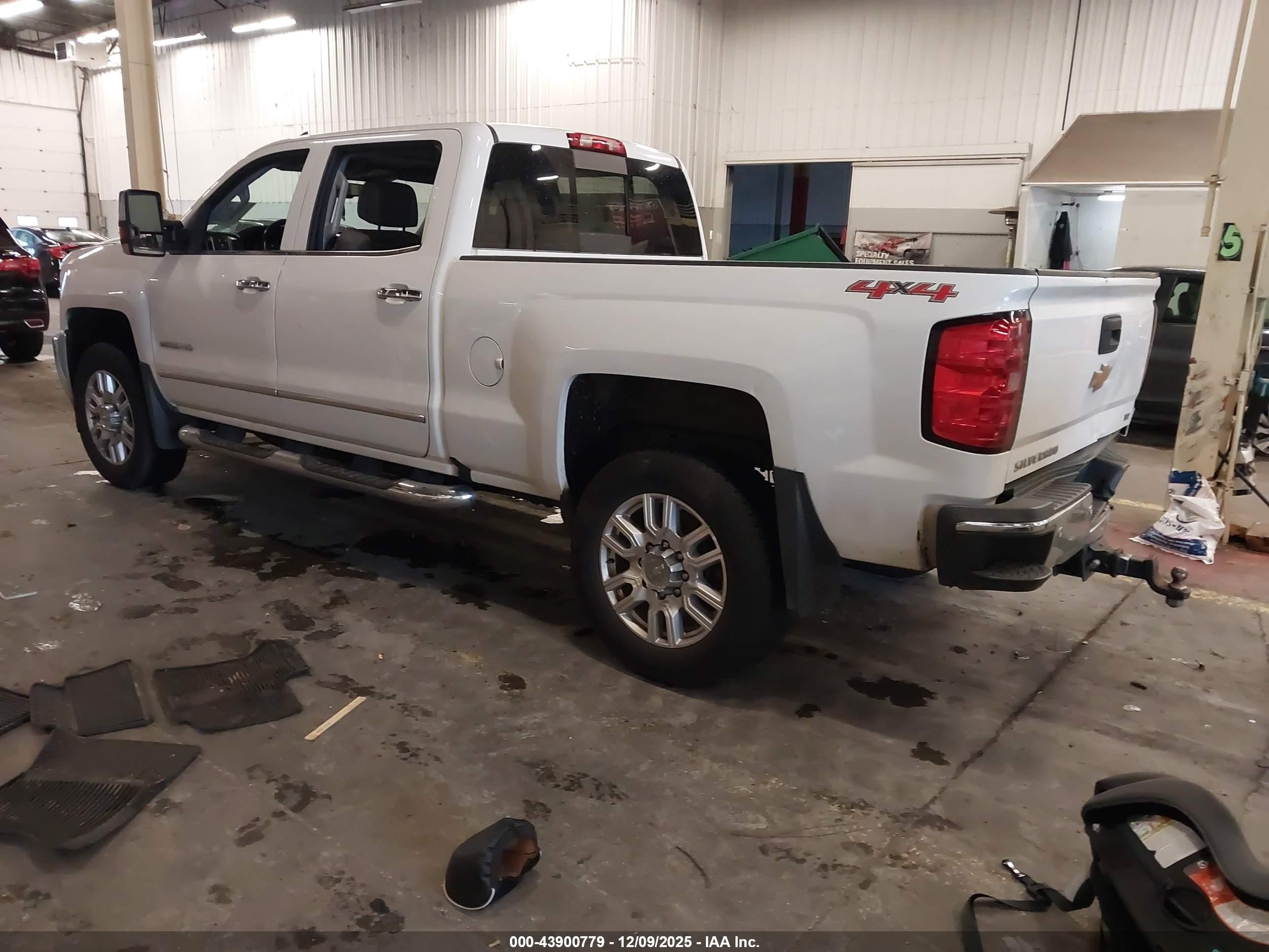 CHEVROLET SILVERADO image 3