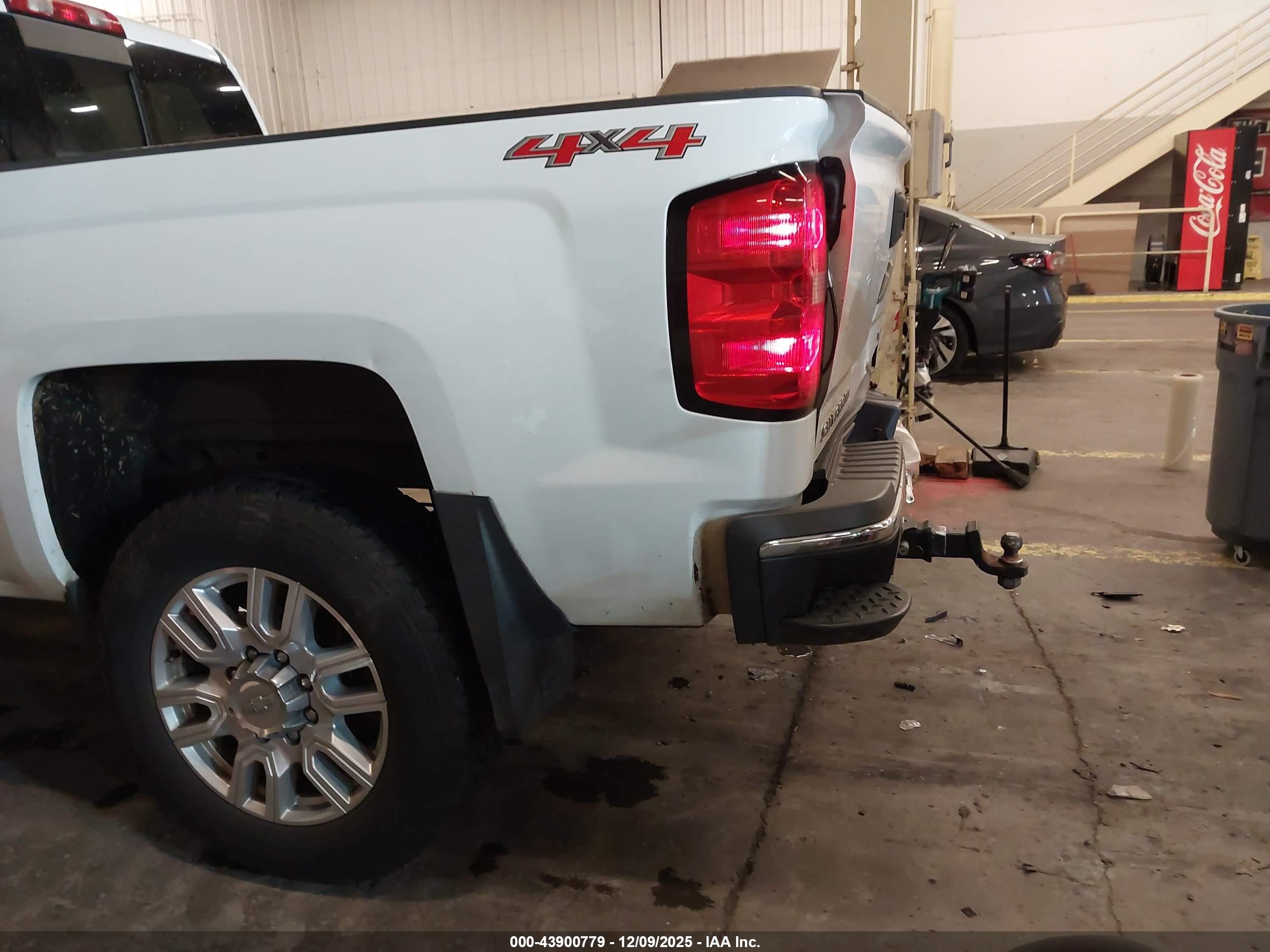CHEVROLET SILVERADO image 6